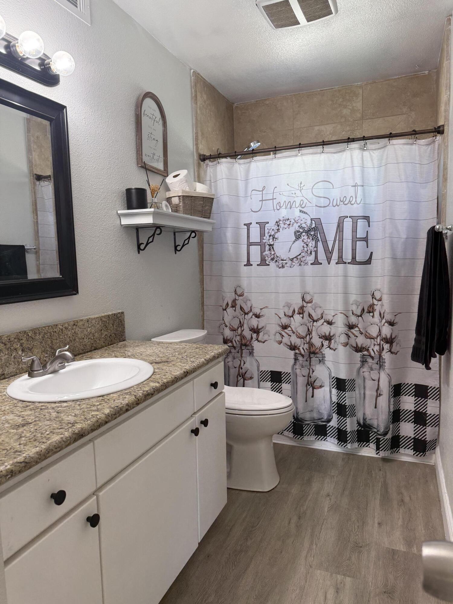 1074 Raymond Rd, Hanford, CA 93230