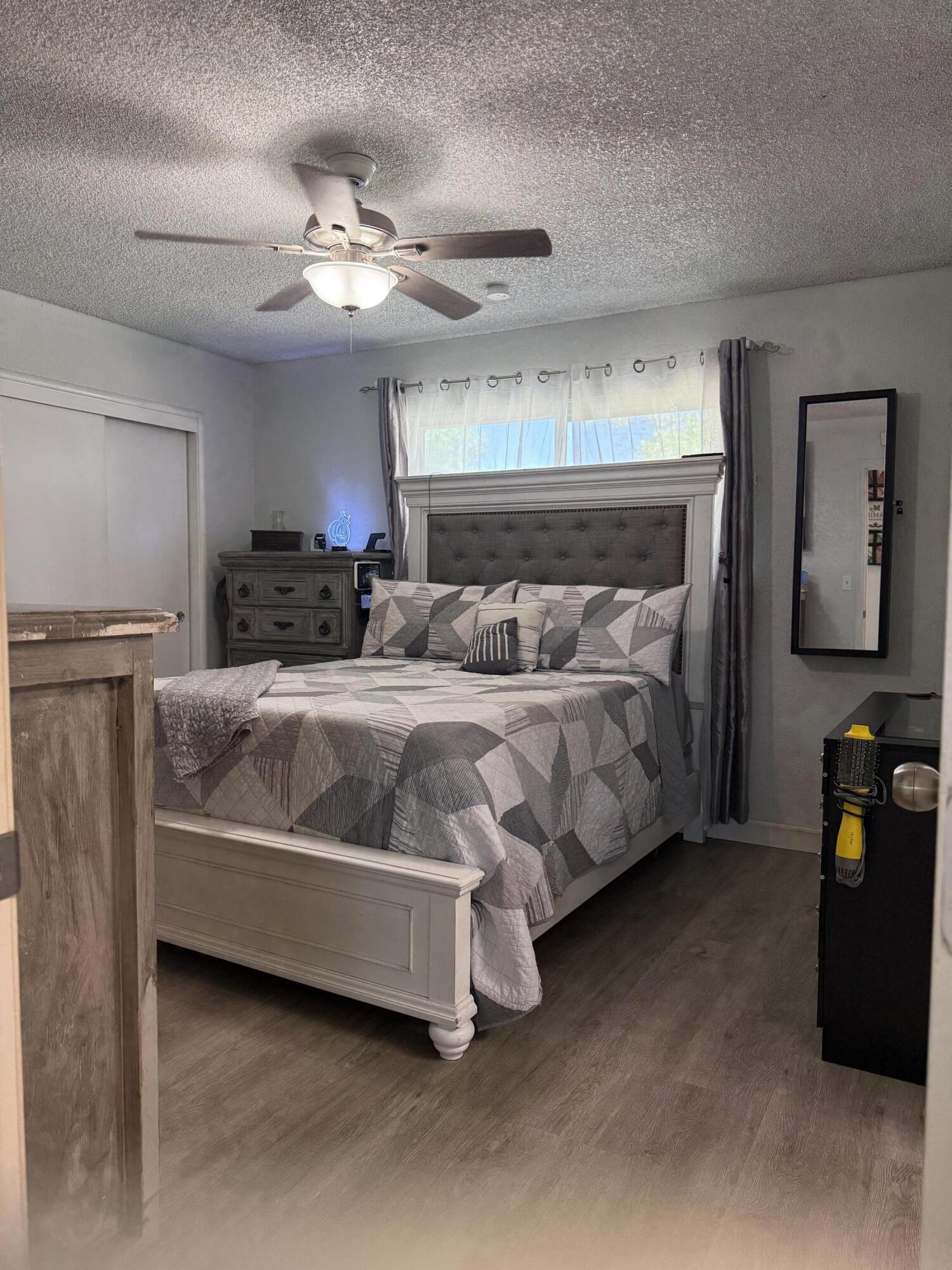 1074 Raymond Rd, Hanford, CA 93230