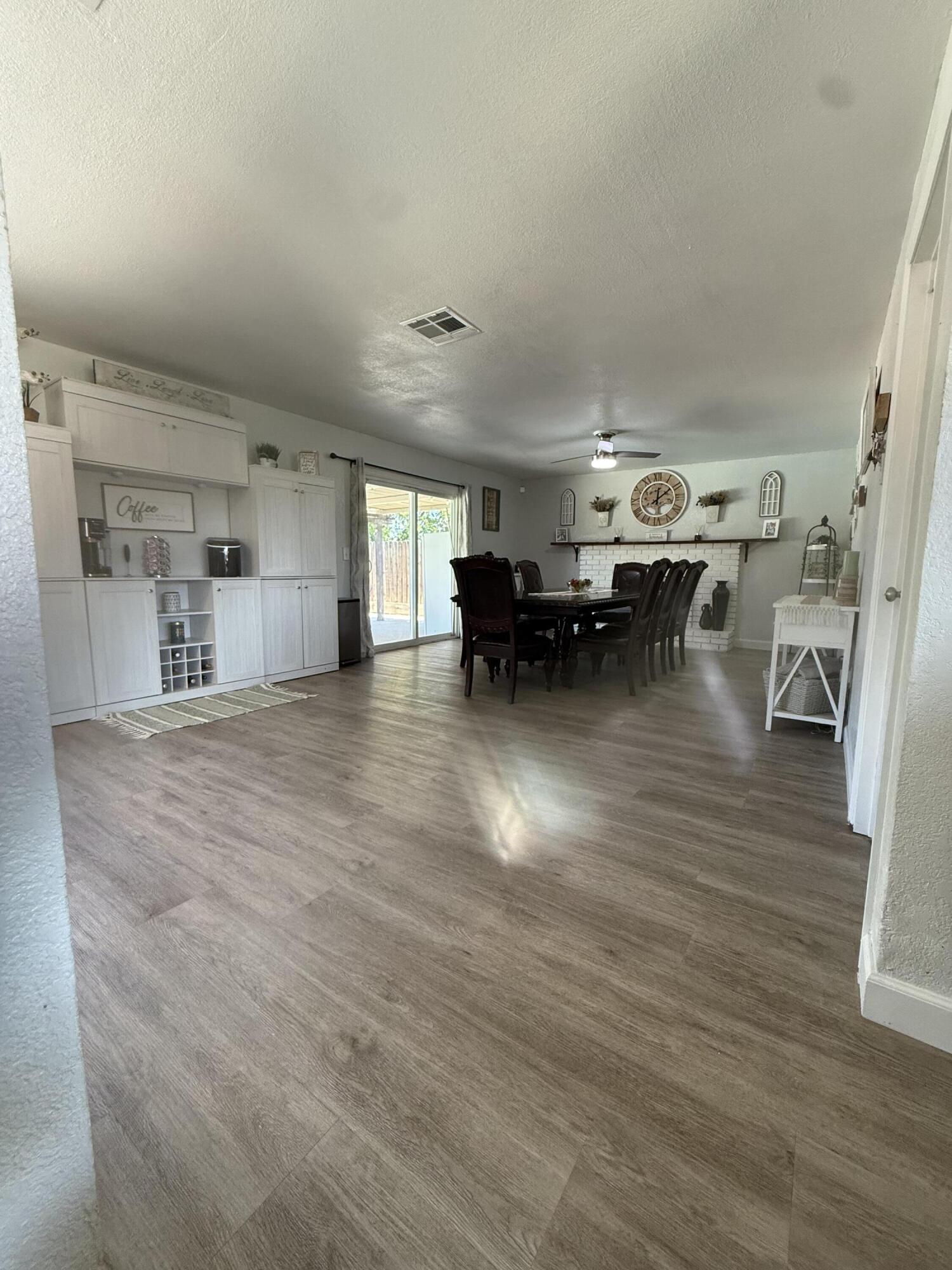 1074 Raymond Rd, Hanford, CA 93230