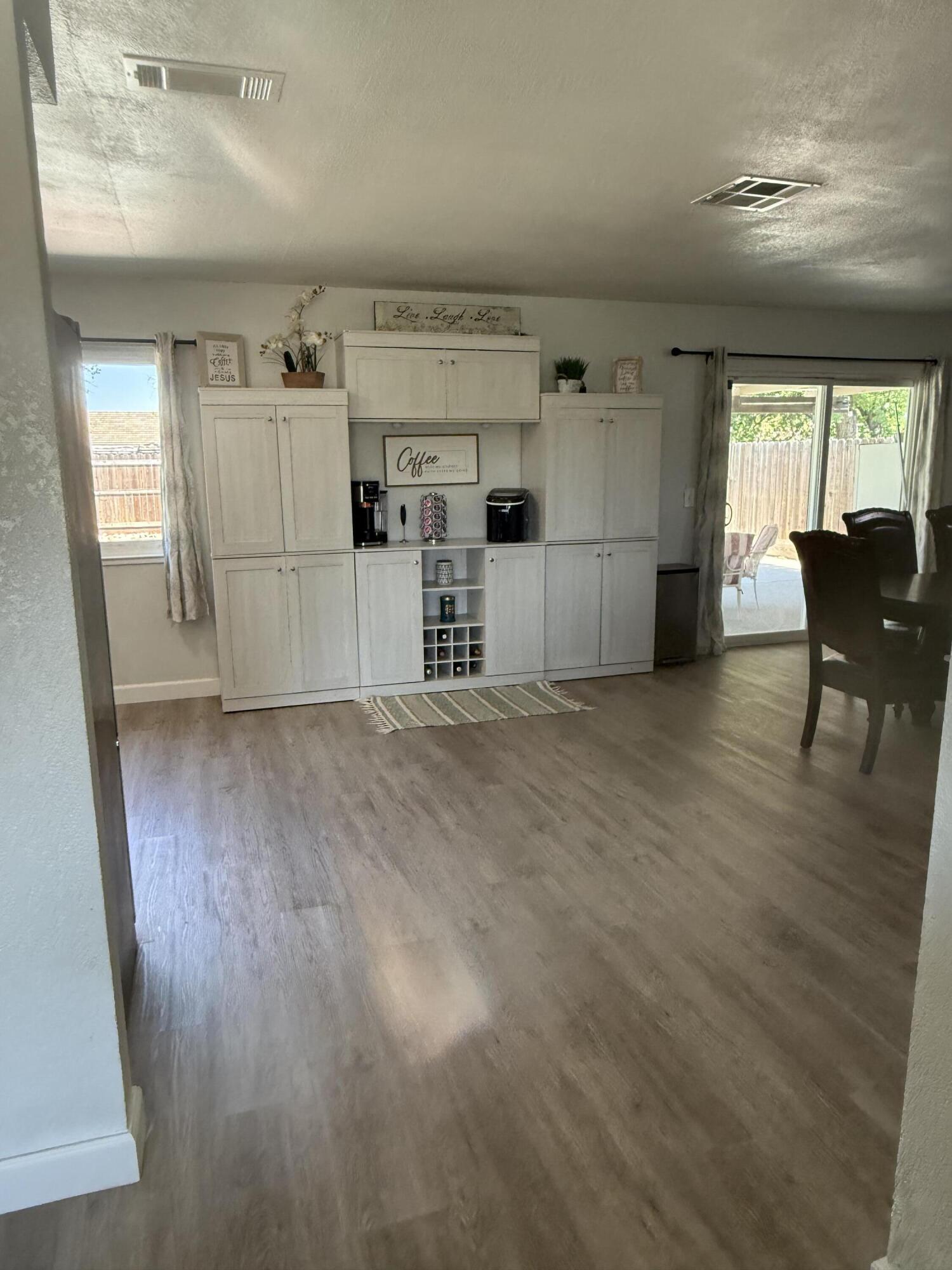 1074 Raymond Rd, Hanford, CA 93230