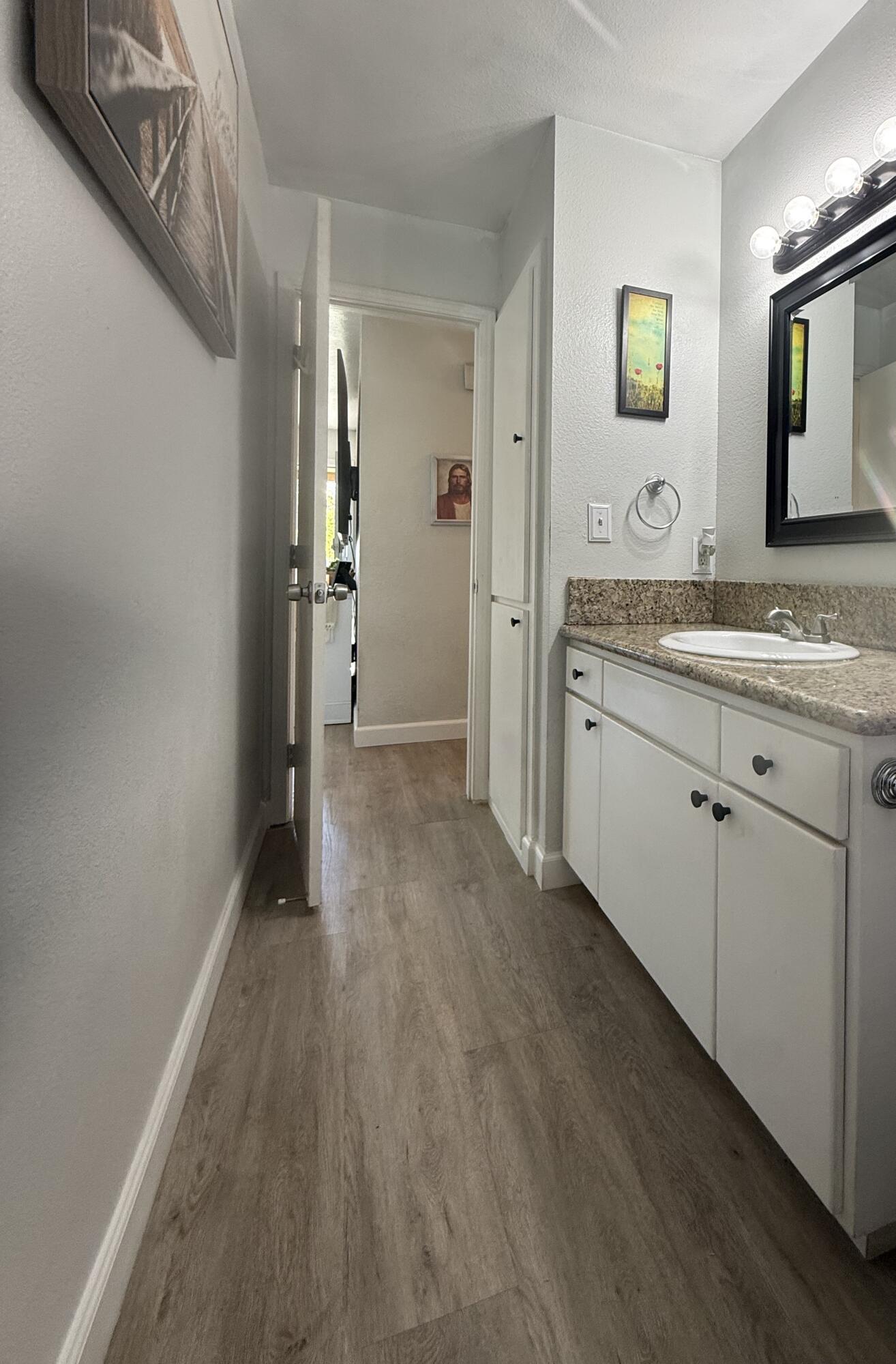 1074 Raymond Rd, Hanford, CA 93230