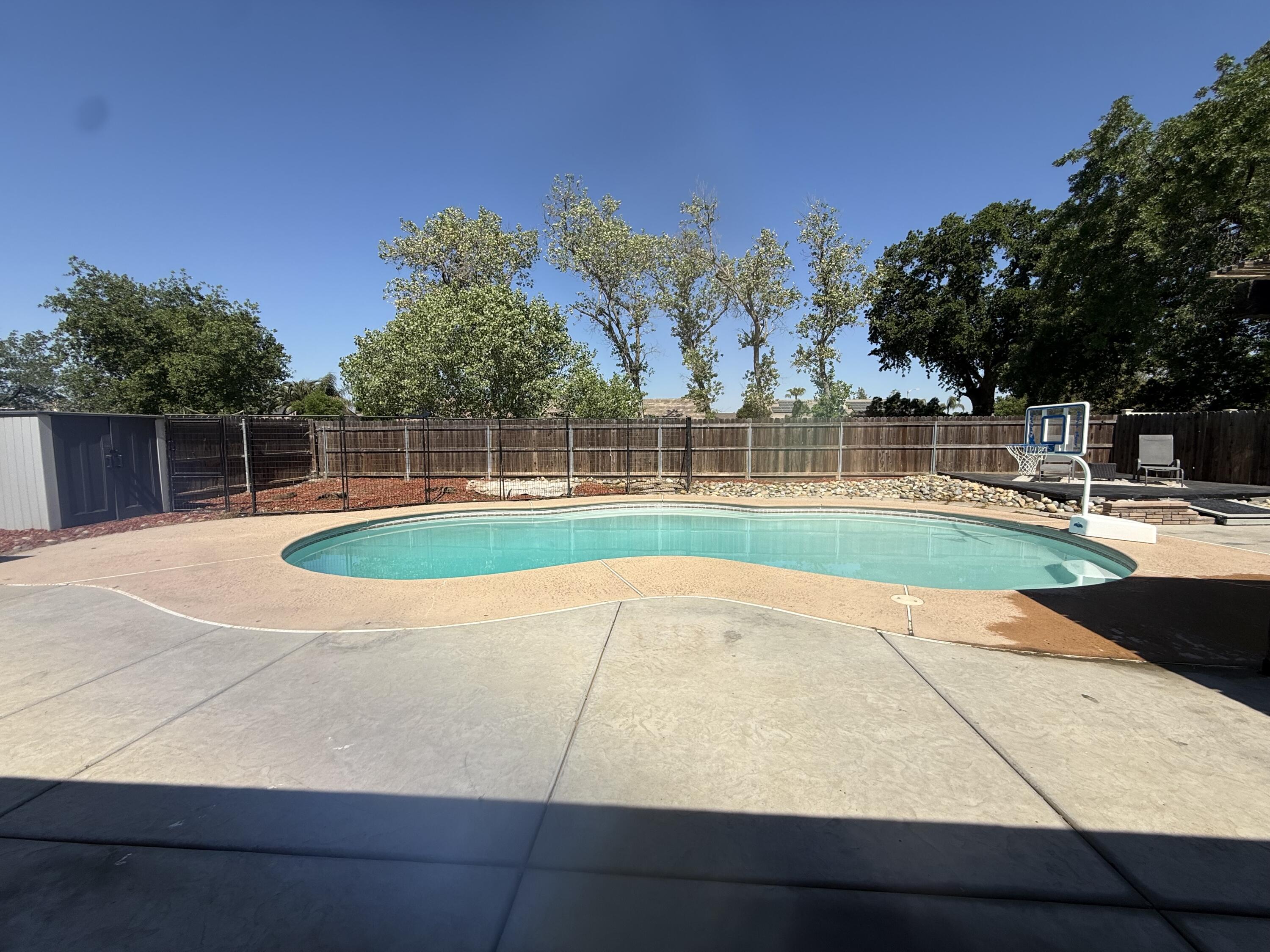 1074 Raymond Rd, Hanford, CA 93230