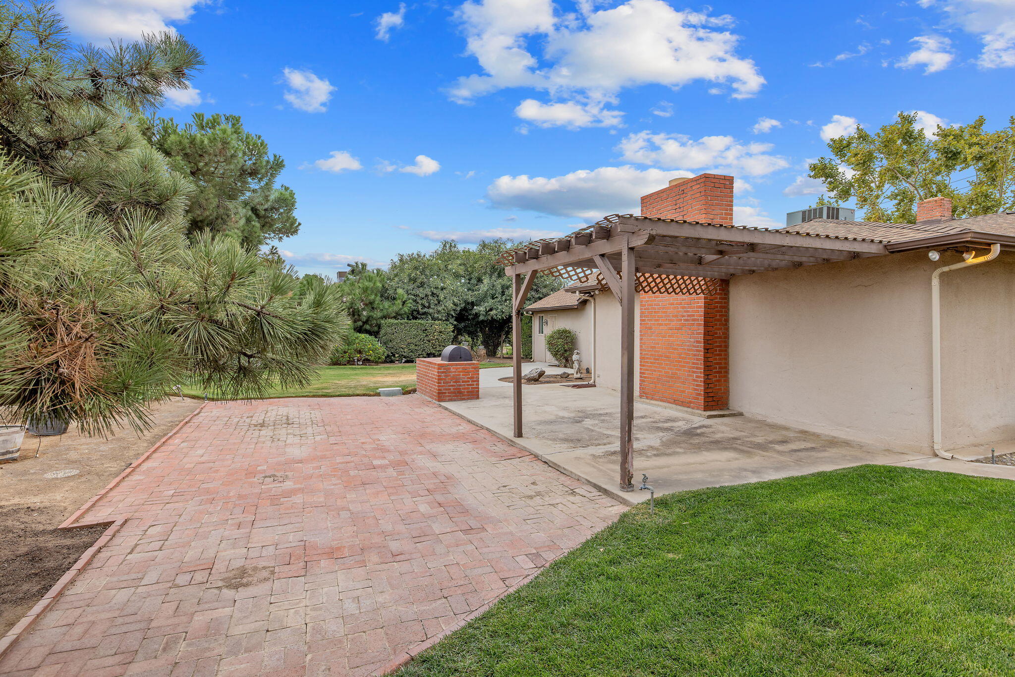 1714 N Blythe Ave, Fresno, CA 93722