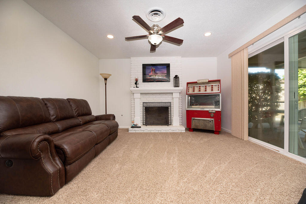 14892 Lipson Ave, Visalia, CA 93292