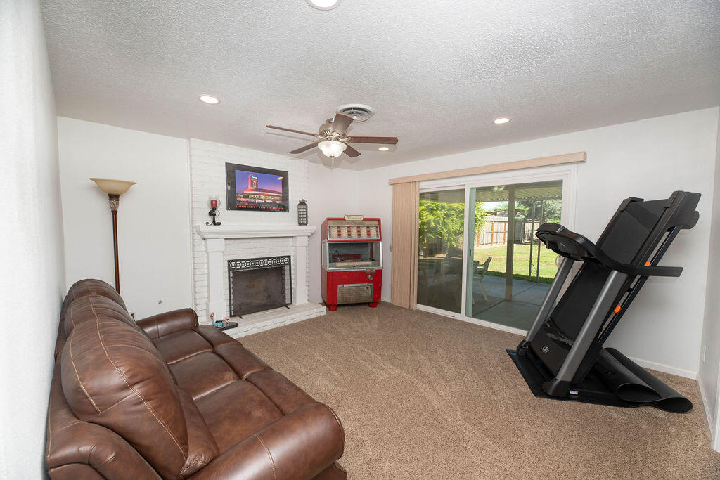 14892 Lipson Ave, Visalia, CA 93292