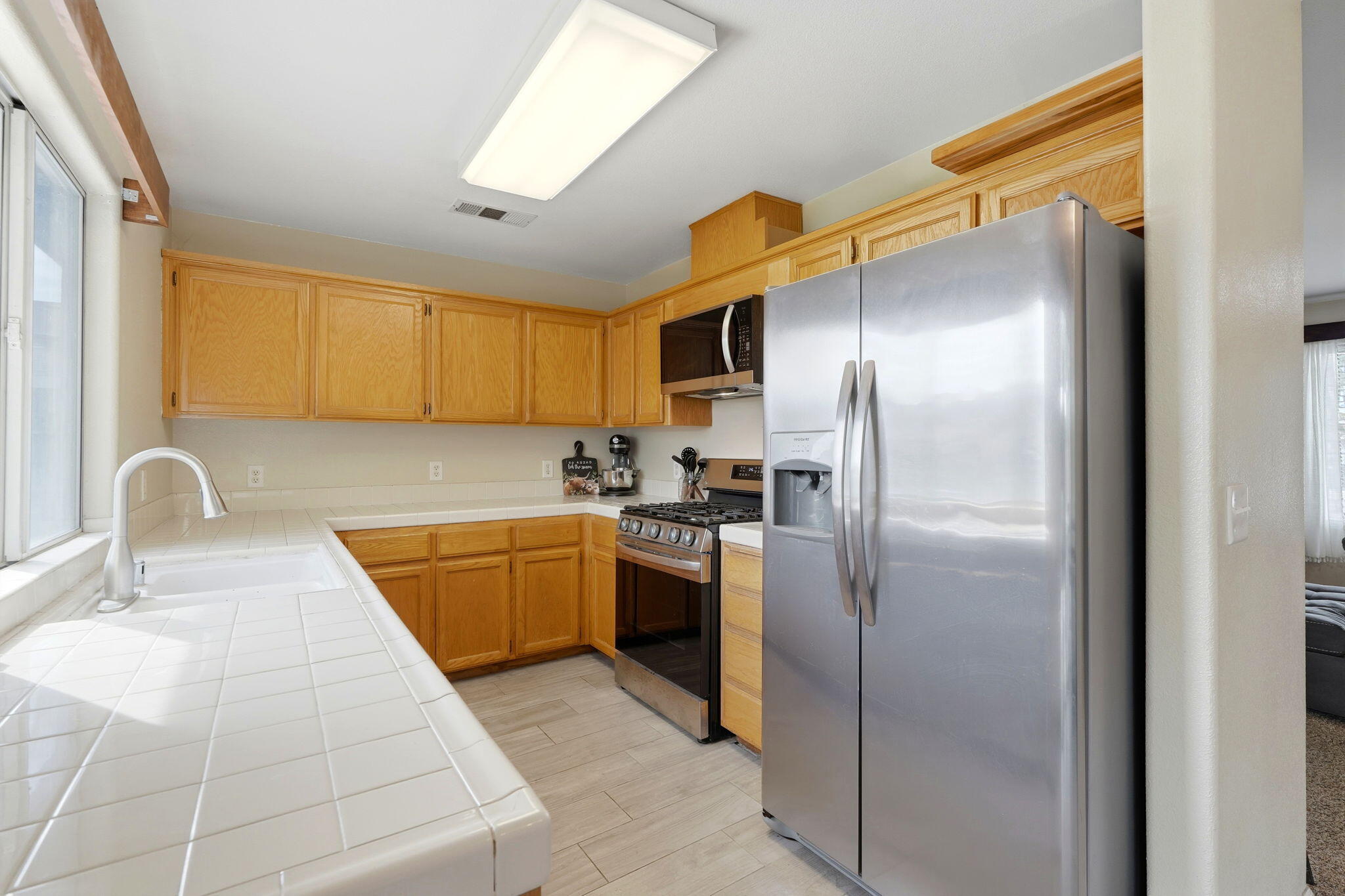 1003 Edison Dr, Hanford, CA 93230