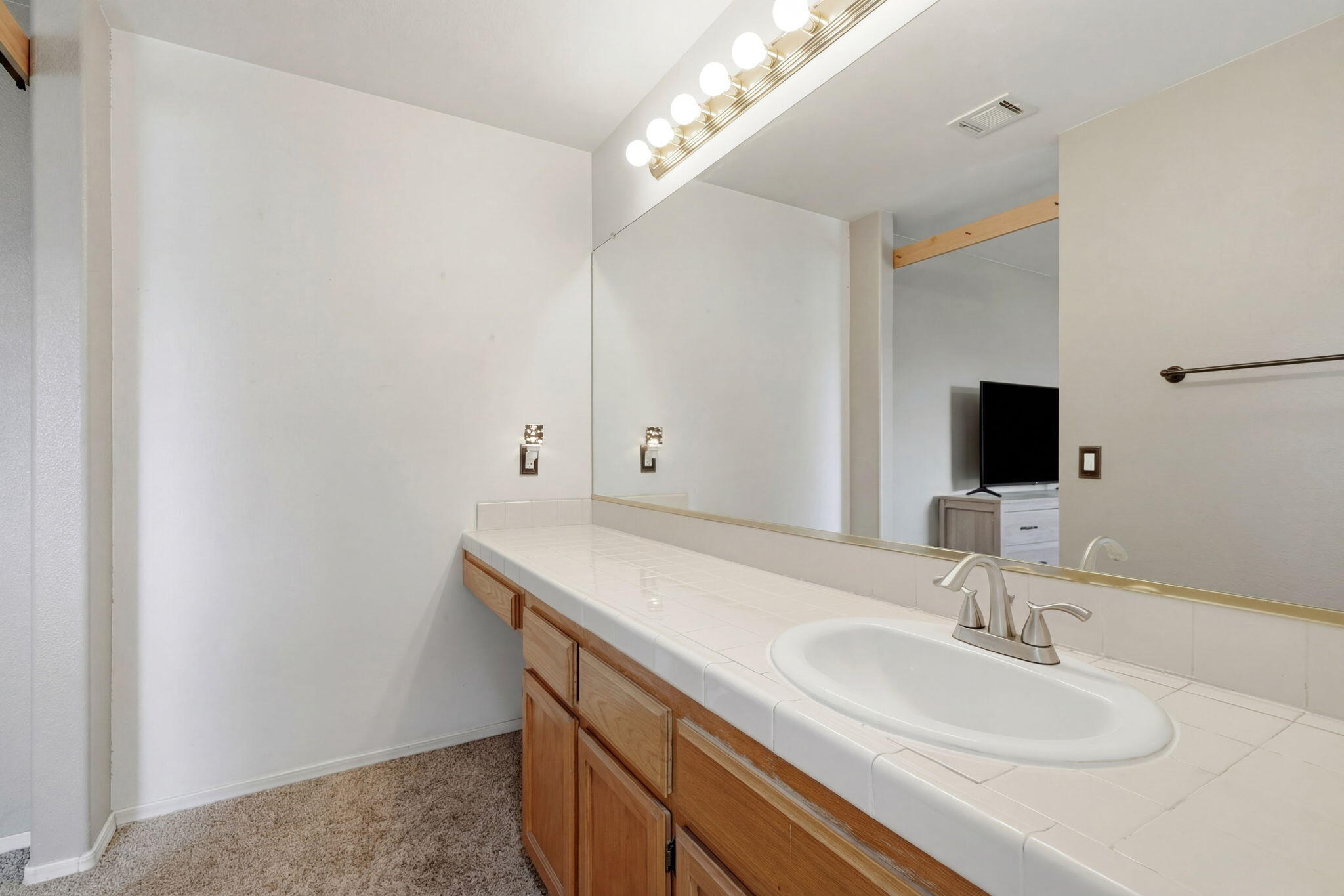 1003 Edison Dr, Hanford, CA 93230