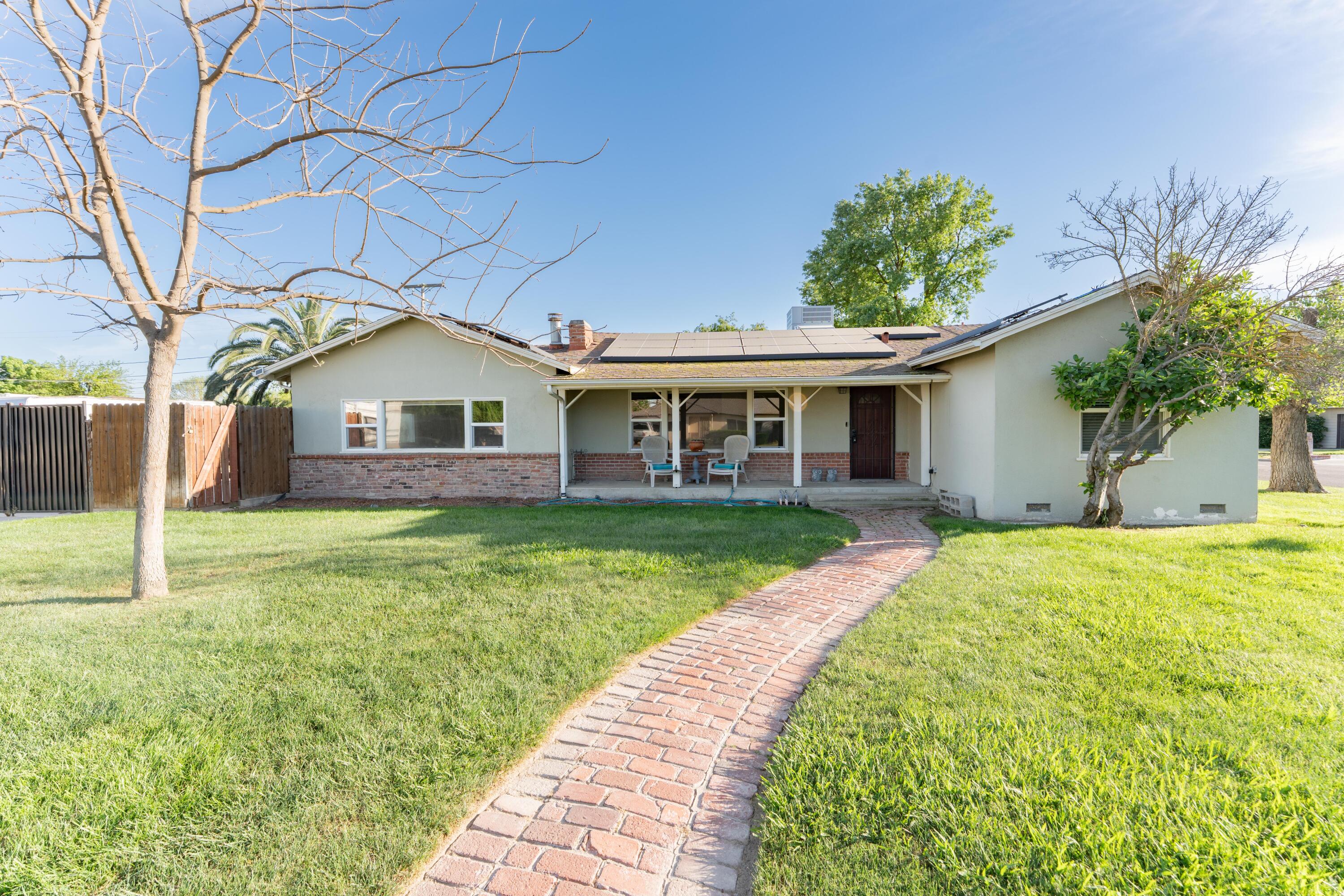 2090 Short Dr, Hanford, CA 93230