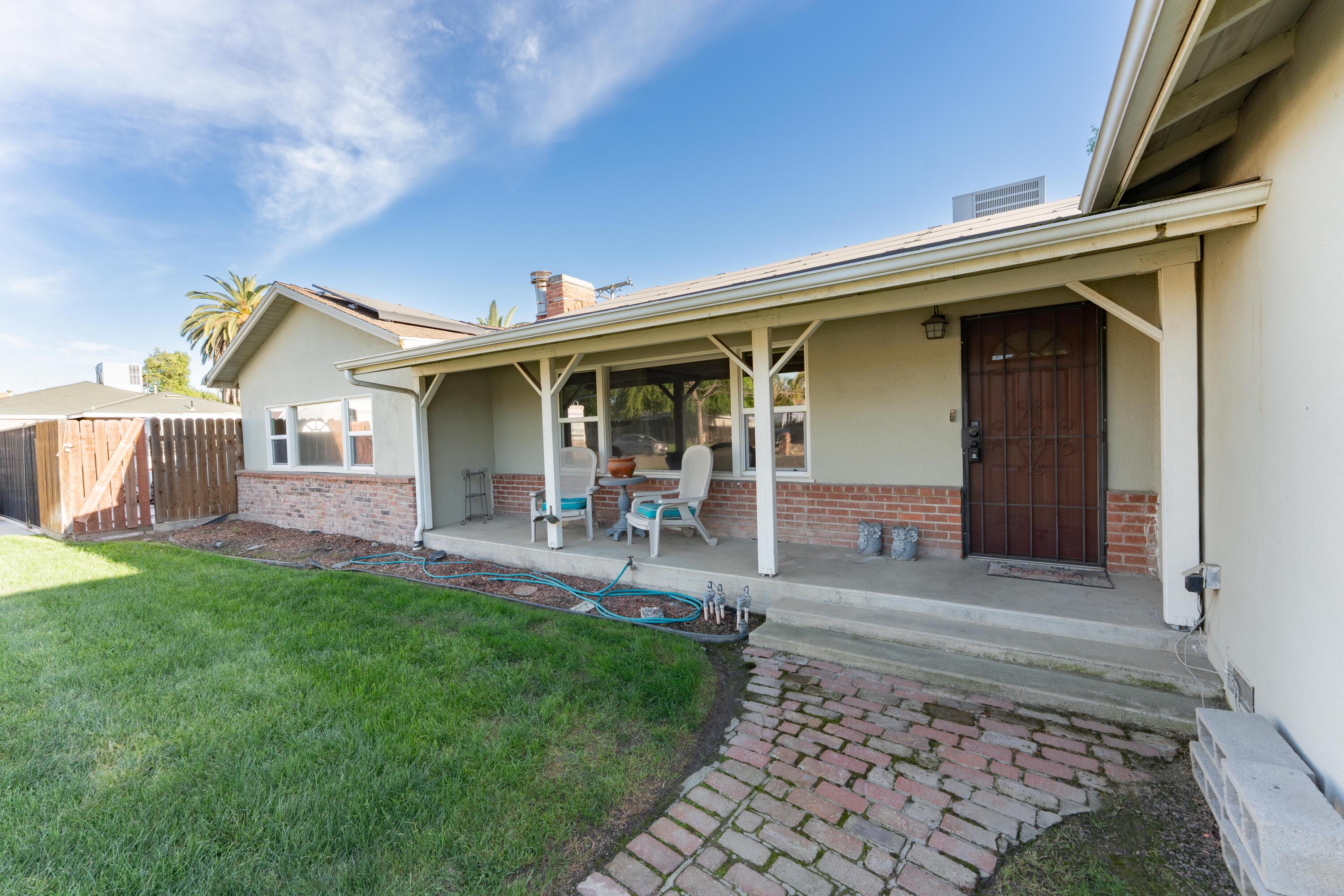 2090 Short Dr, Hanford, CA 93230