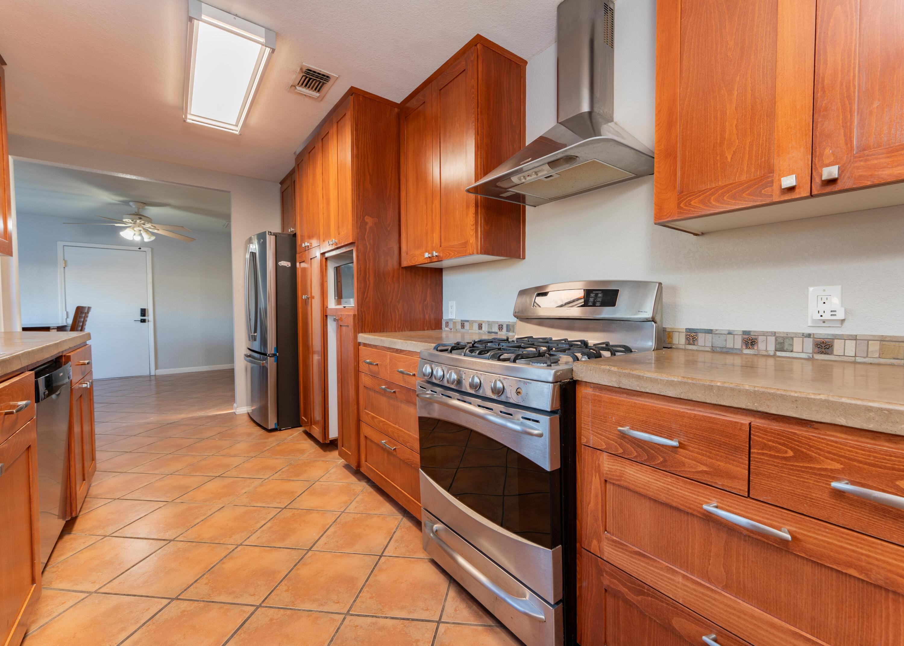 2090 Short Dr, Hanford, CA 93230