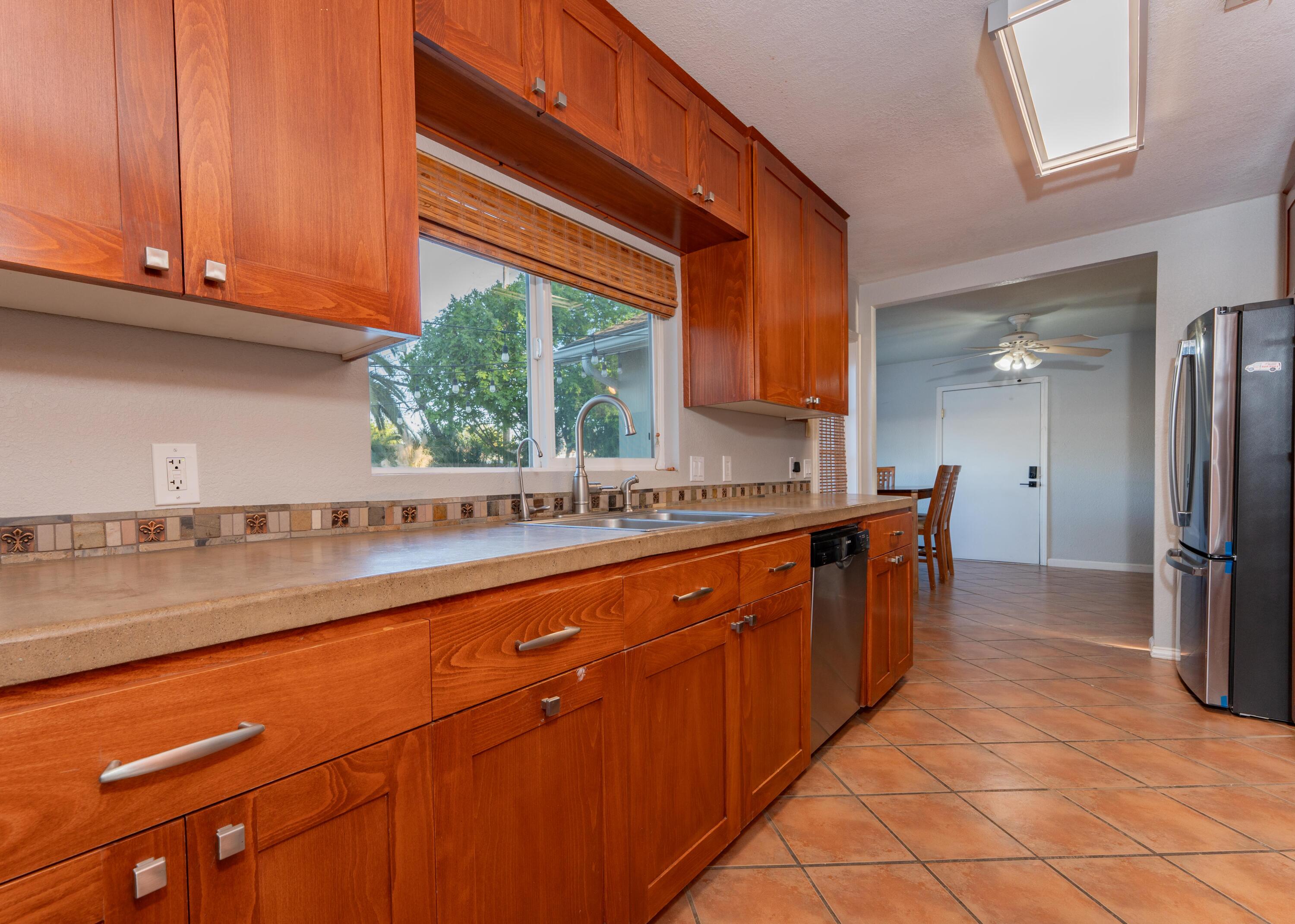 2090 Short Dr, Hanford, CA 93230