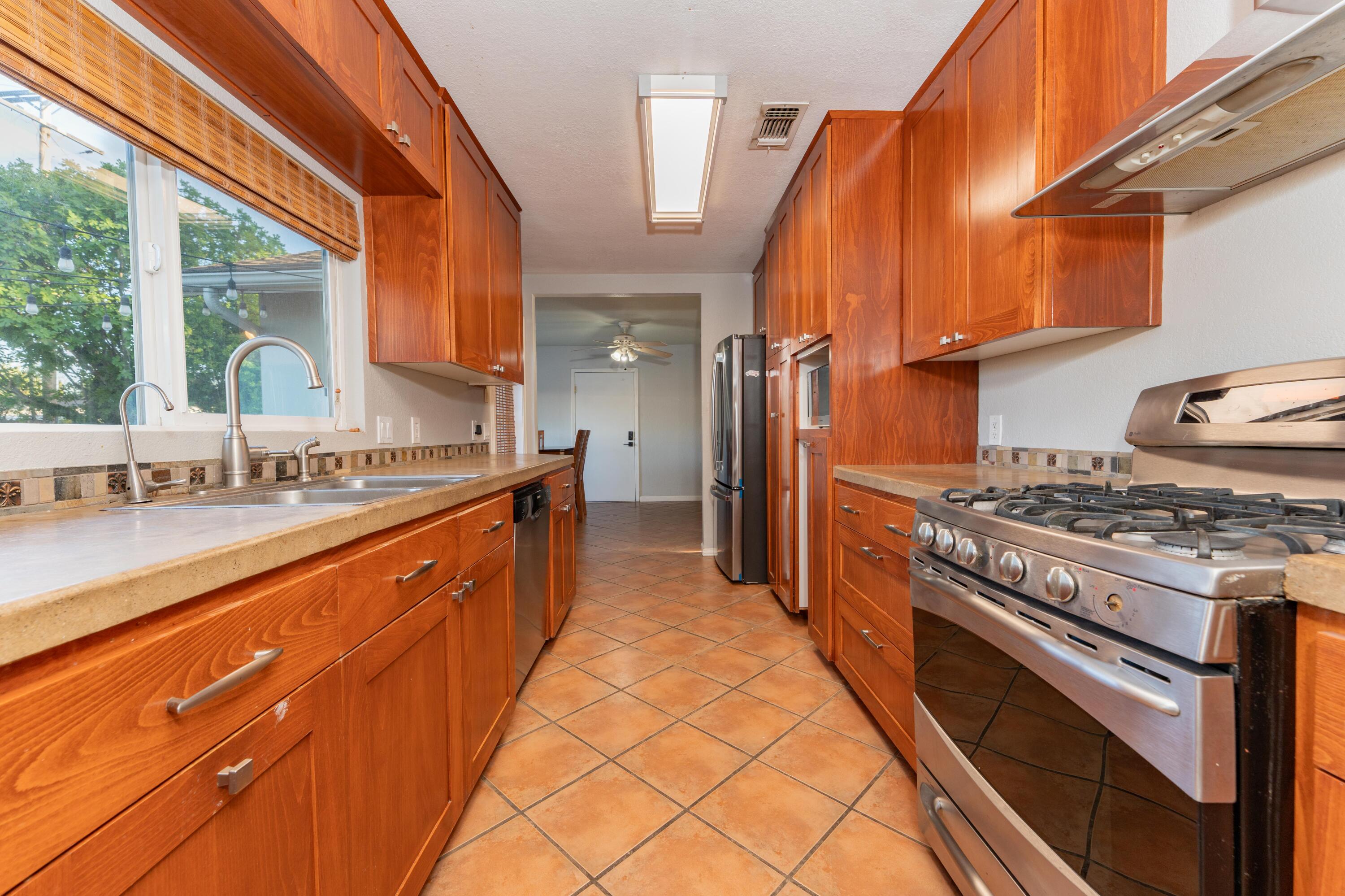 2090 Short Dr, Hanford, CA 93230