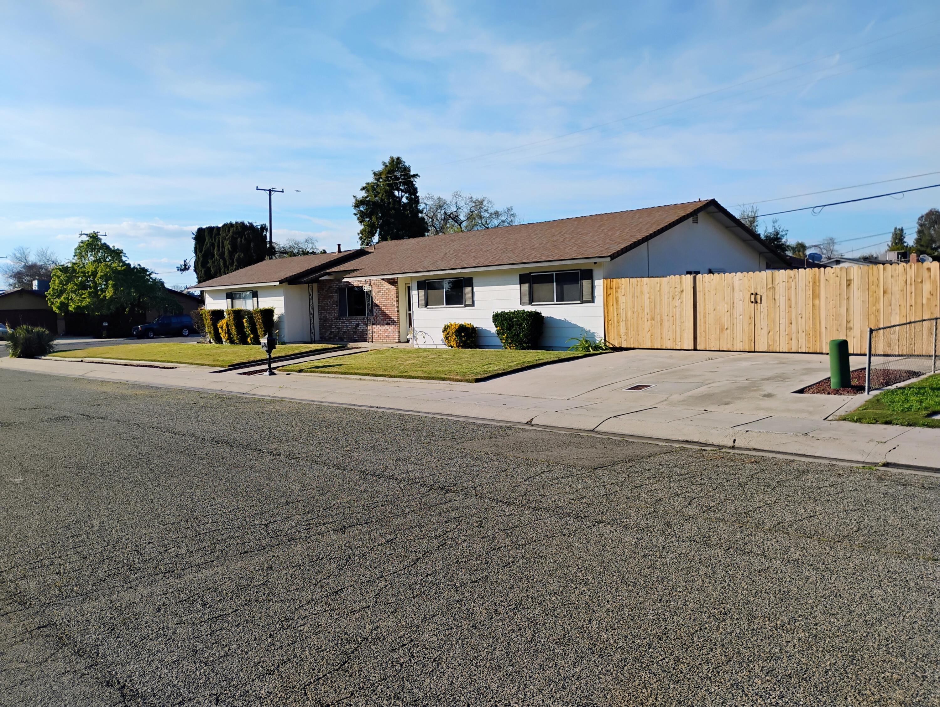 4132 W Robinwood Ave, Visalia, CA 93291
