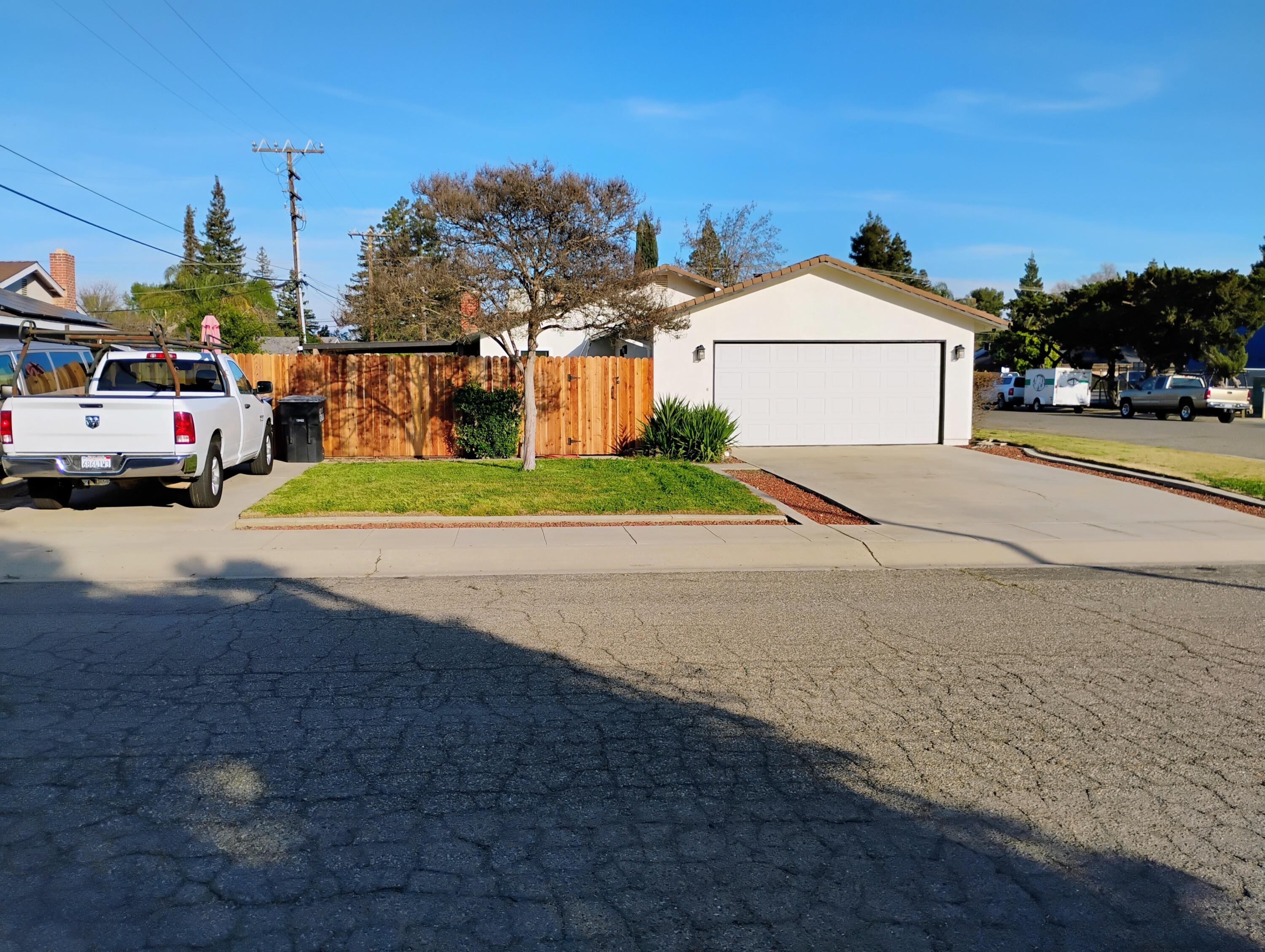 4132 W Robinwood Ave, Visalia, CA 93291