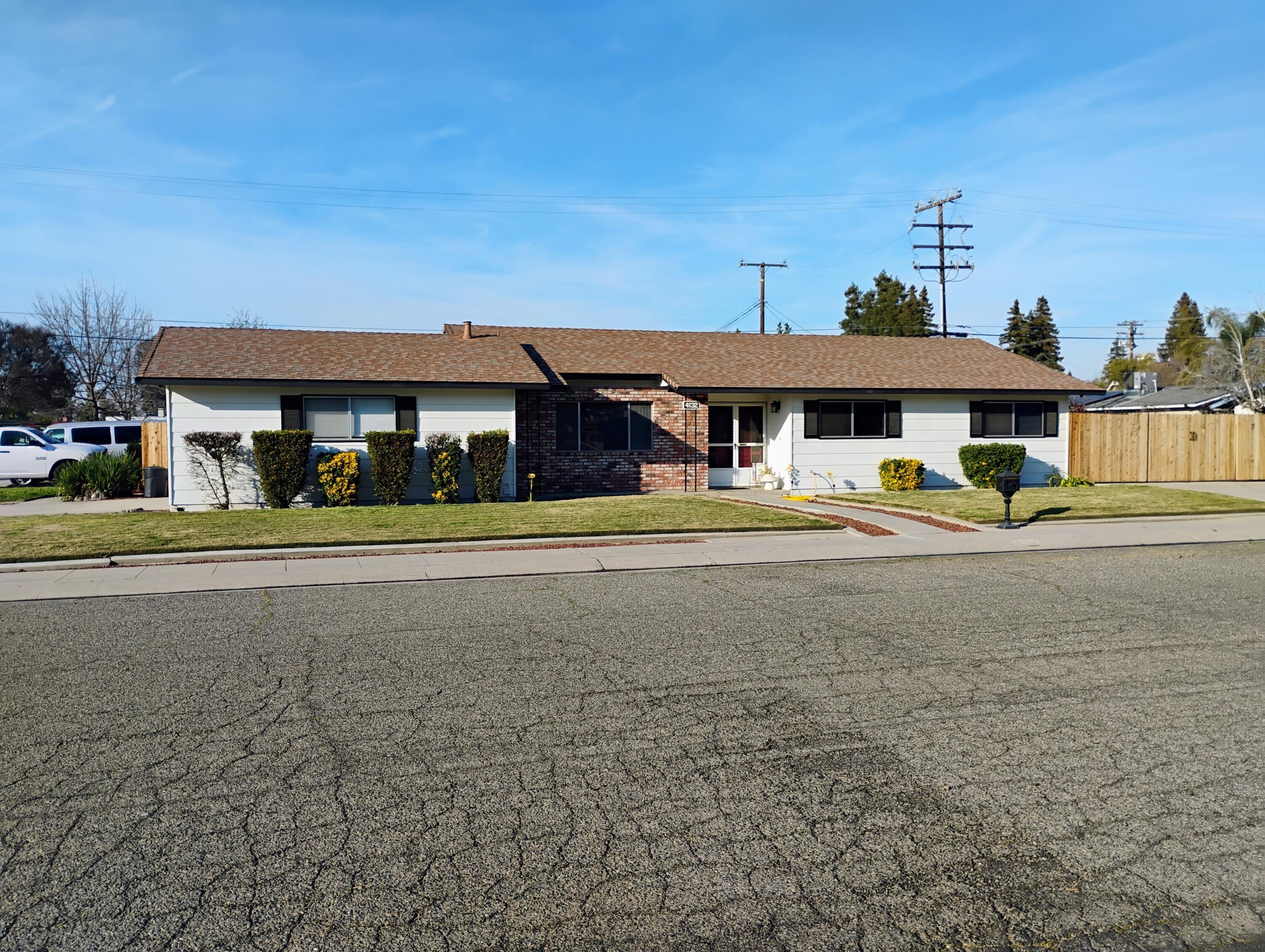 4132 W Robinwood Ave, Visalia, CA 93291