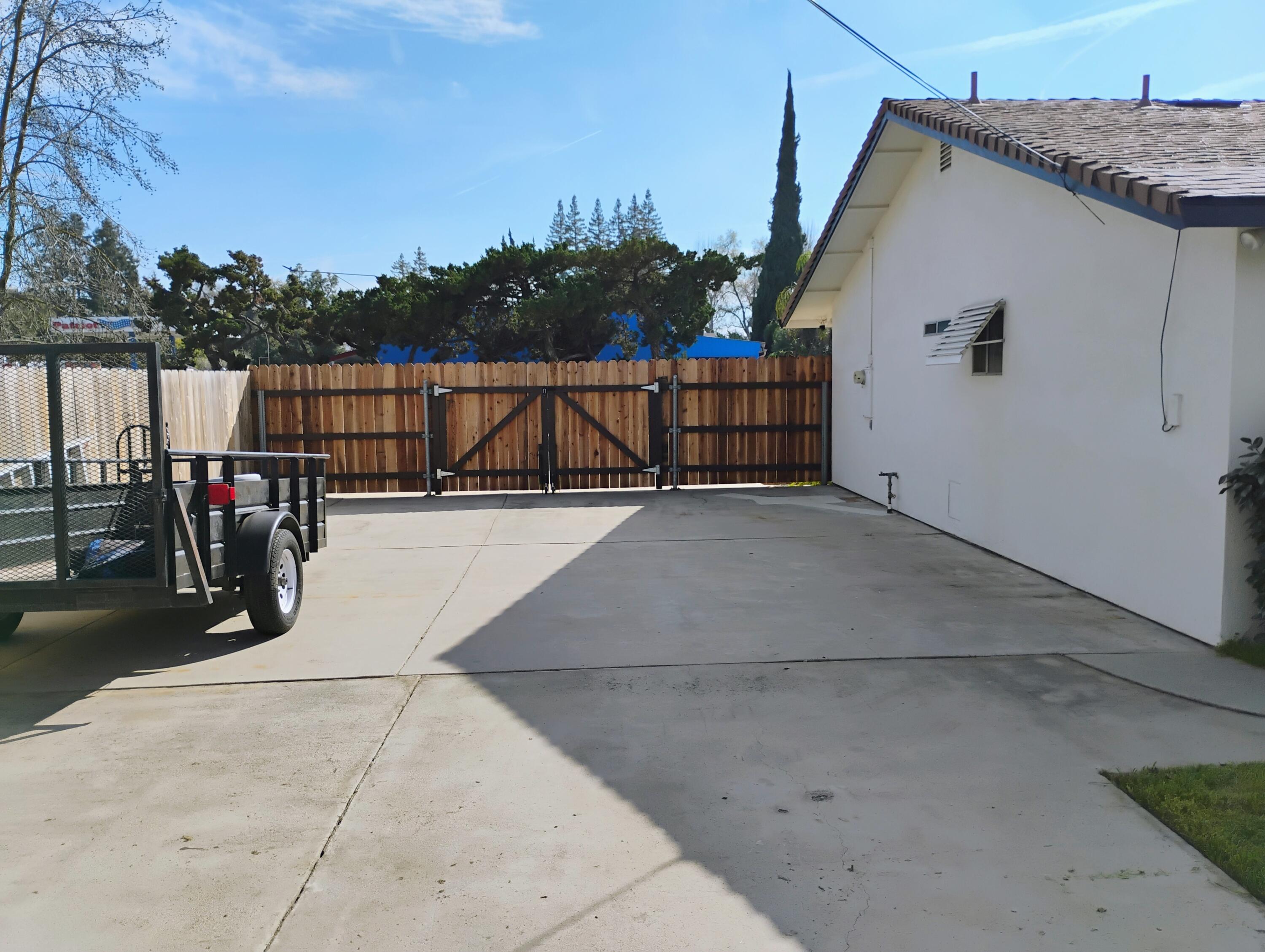 4132 W Robinwood Ave, Visalia, CA 93291