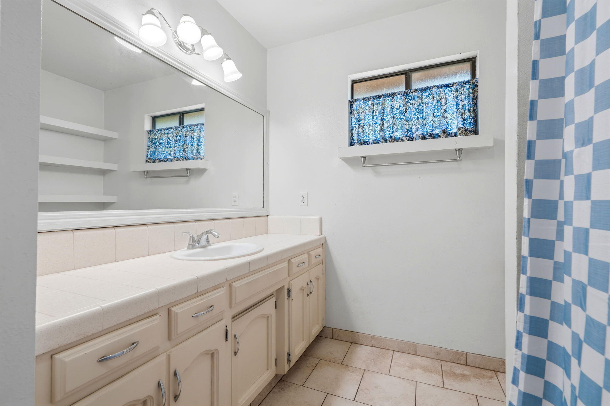 331 N Capitola Ct #4, Porterville, CA 93257