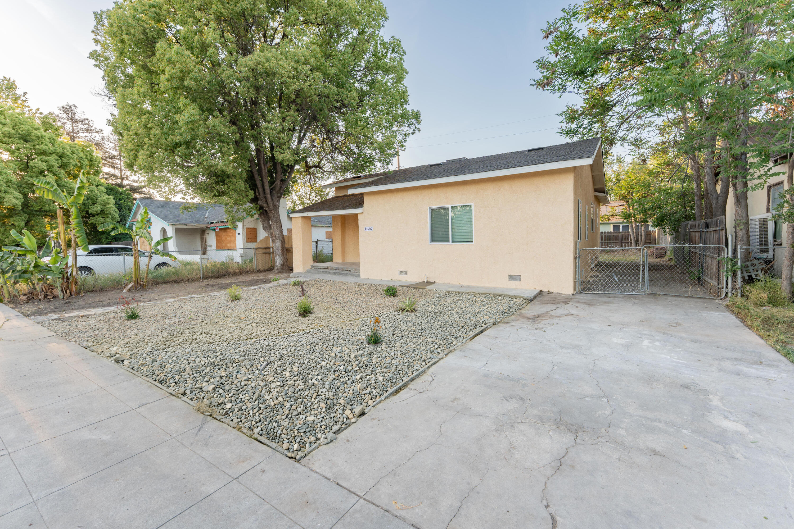 1026 E Tulare Ave, Tulare, CA 93274