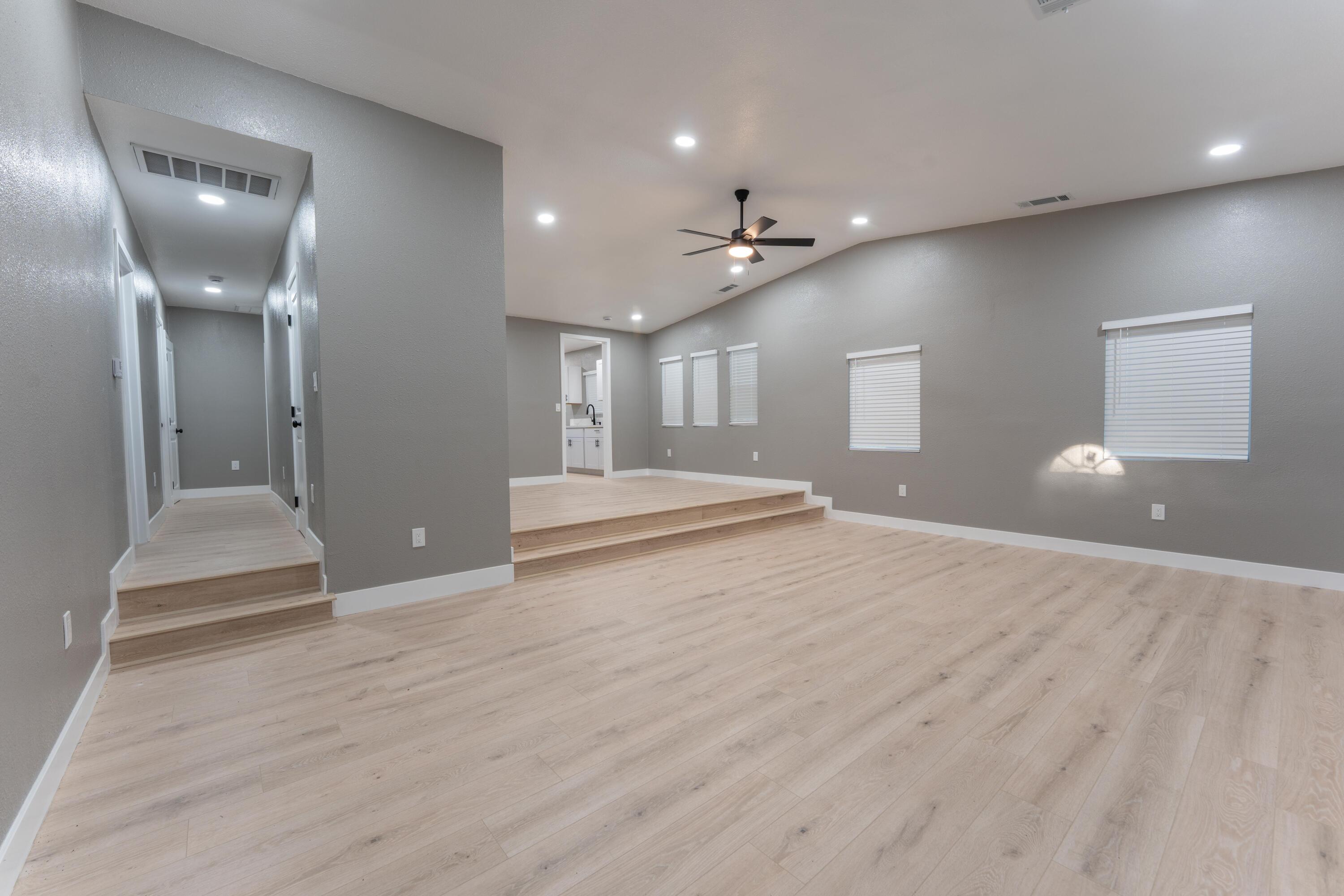 1026 E Tulare Ave, Tulare, CA 93274