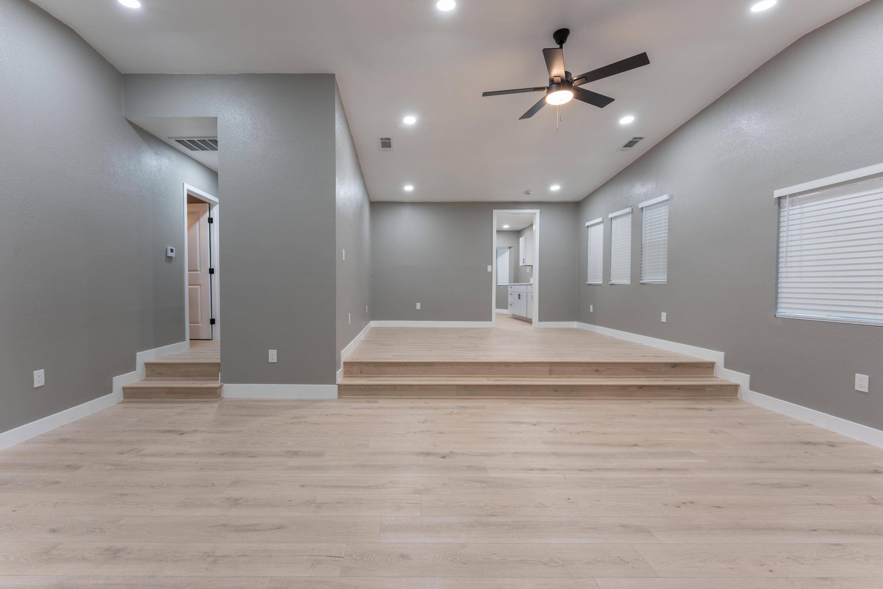 1026 E Tulare Ave, Tulare, CA 93274