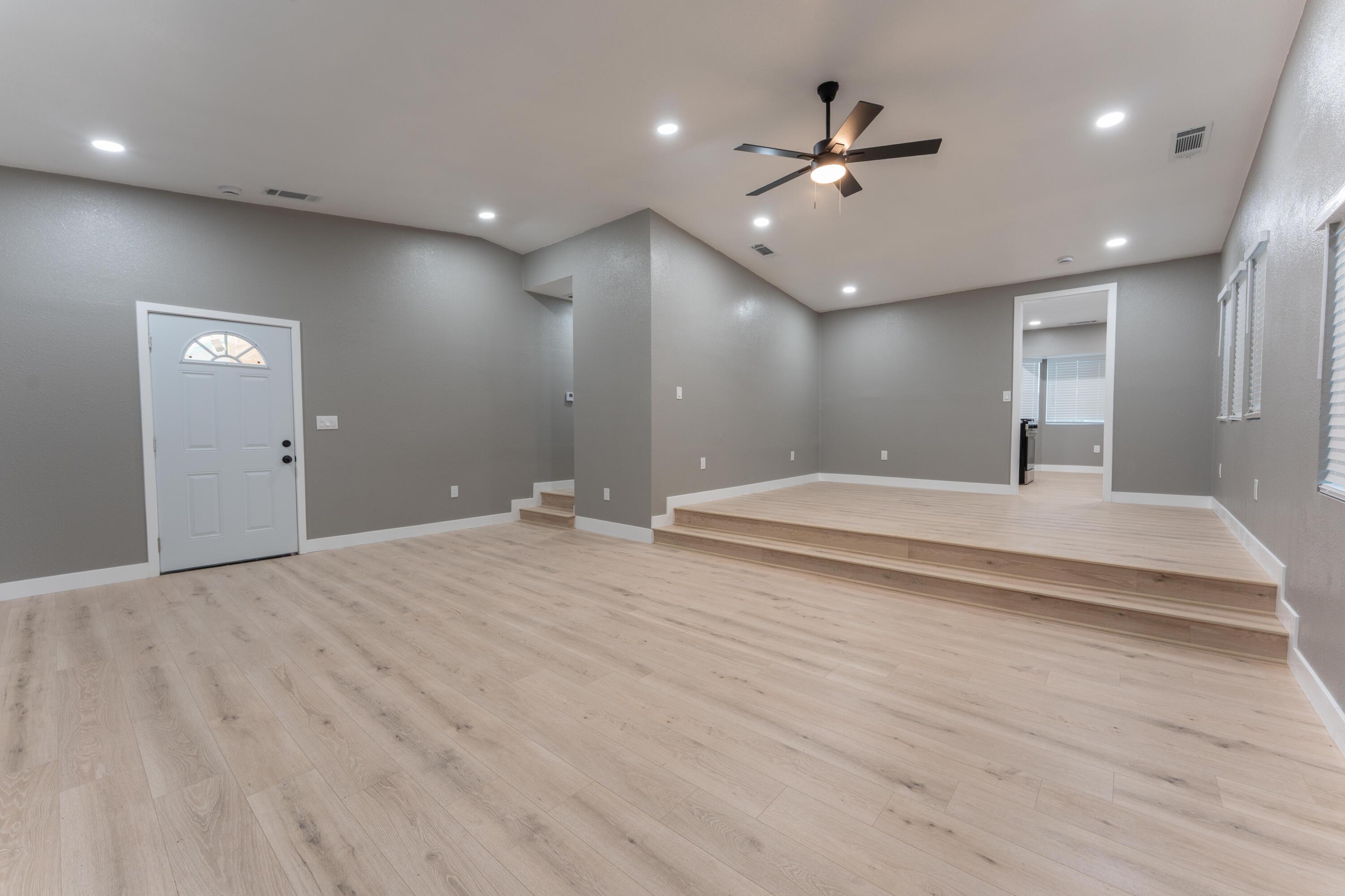 1026 E Tulare Ave, Tulare, CA 93274