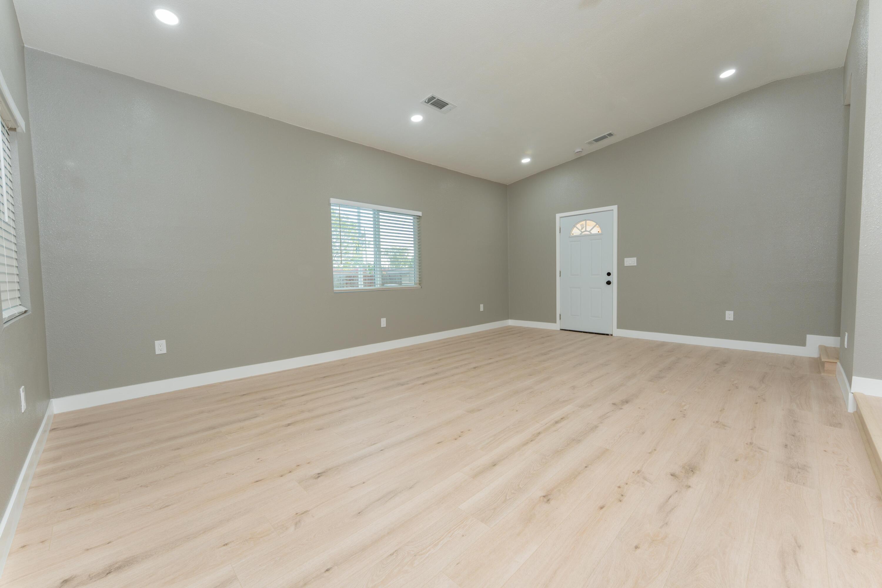 1026 E Tulare Ave, Tulare, CA 93274