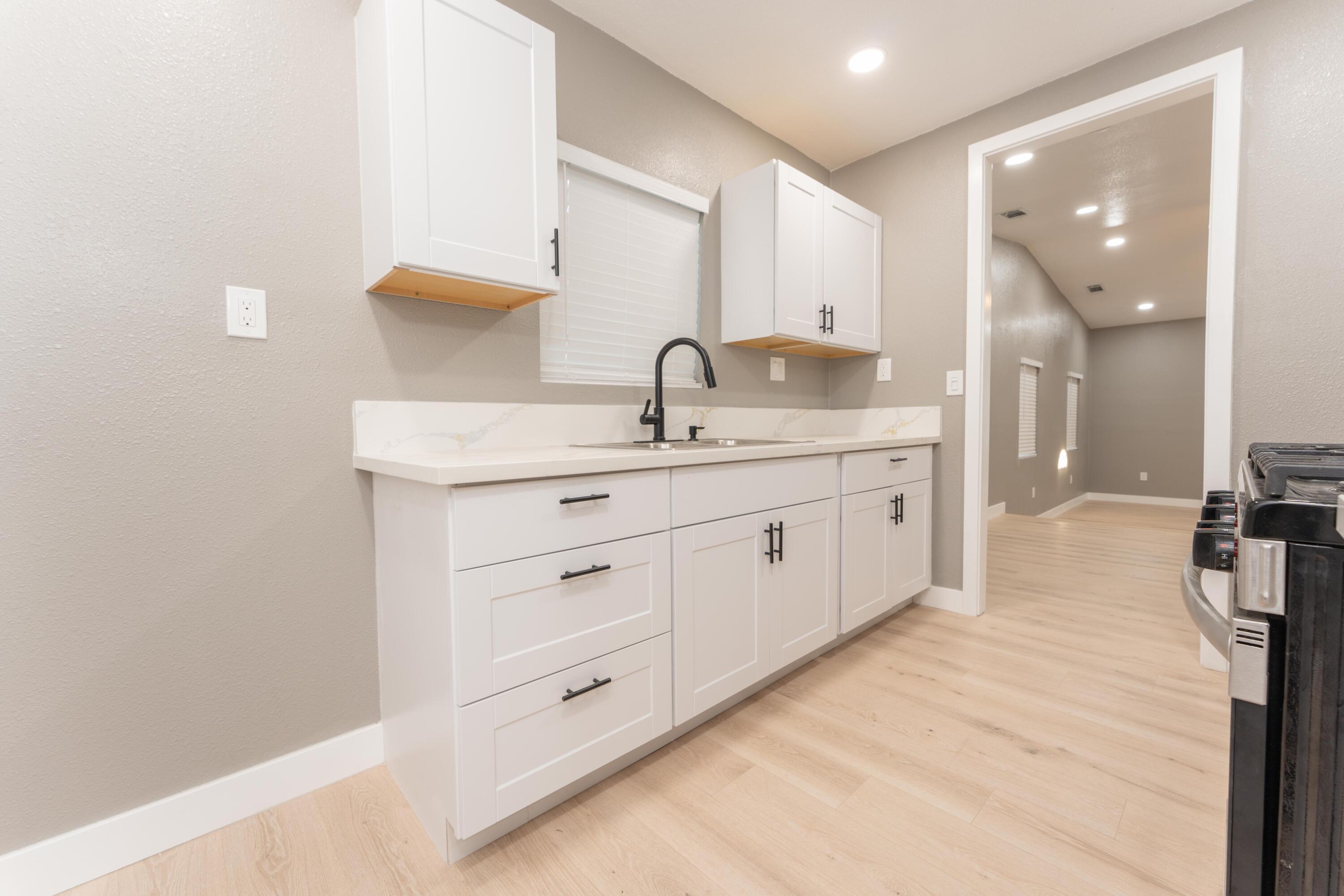 1026 E Tulare Ave, Tulare, CA 93274