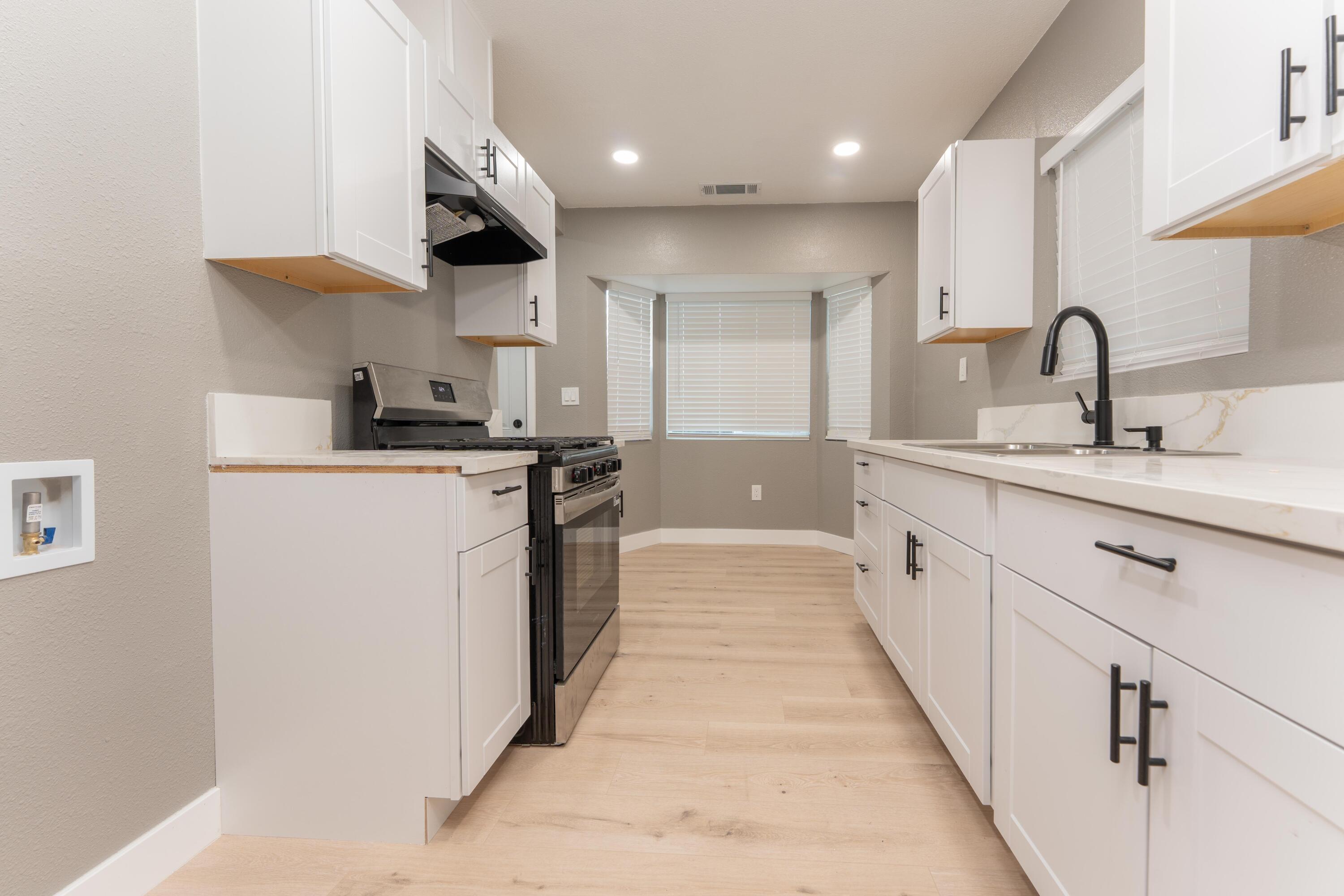 1026 E Tulare Ave, Tulare, CA 93274