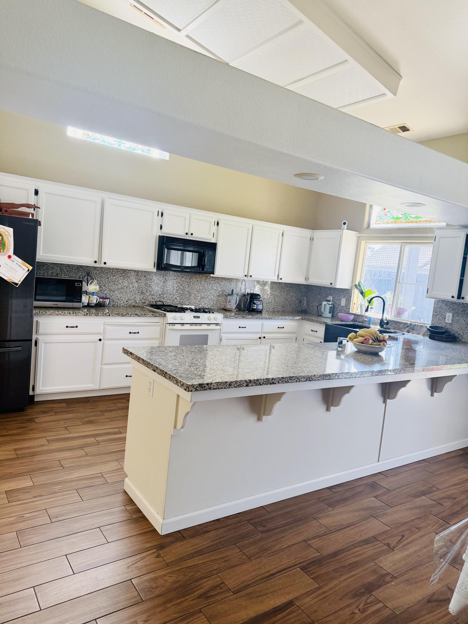 2537 W Clinton Ave, Visalia, CA 93291