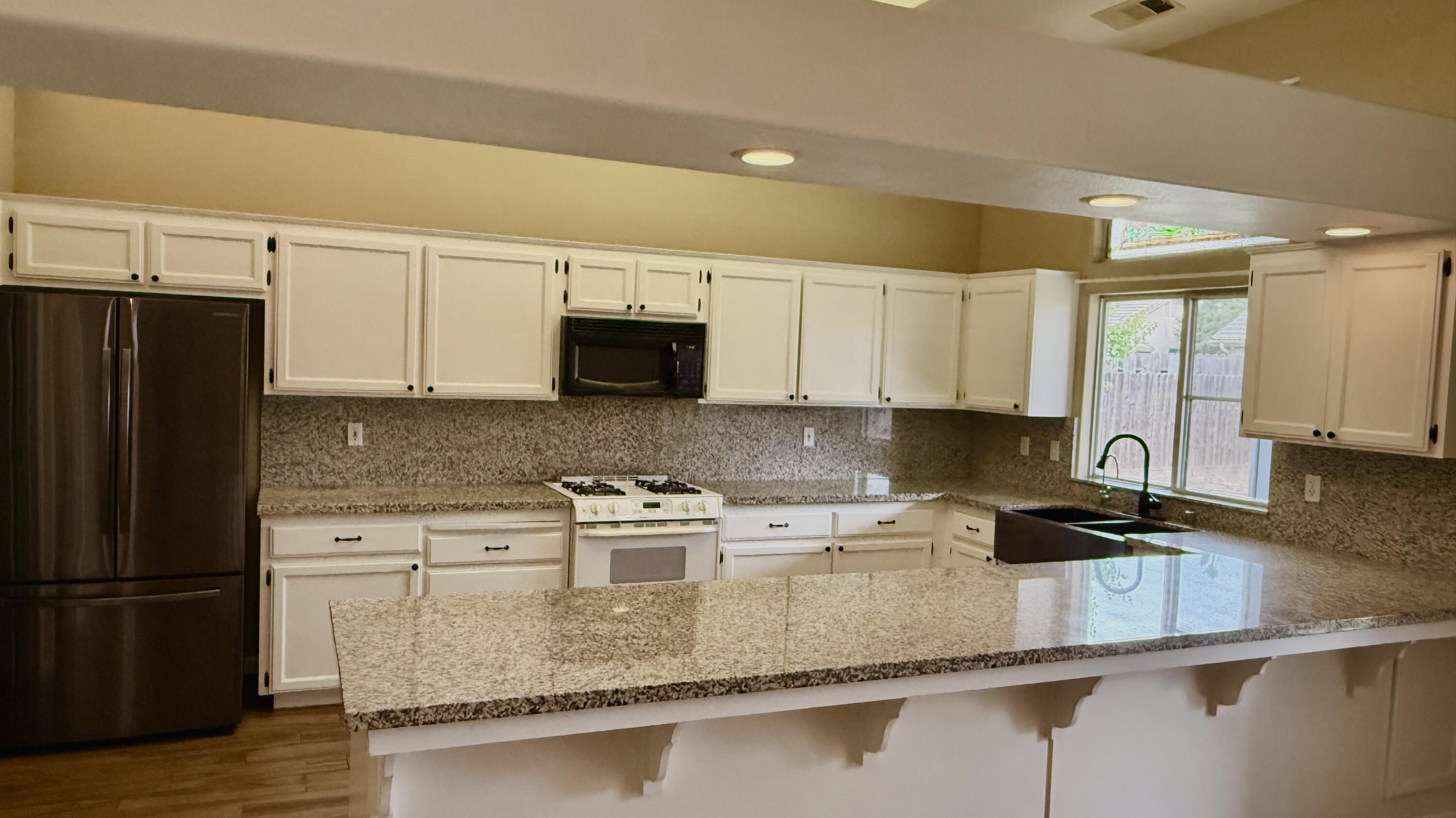 2537 W Clinton Ave, Visalia, CA 93291