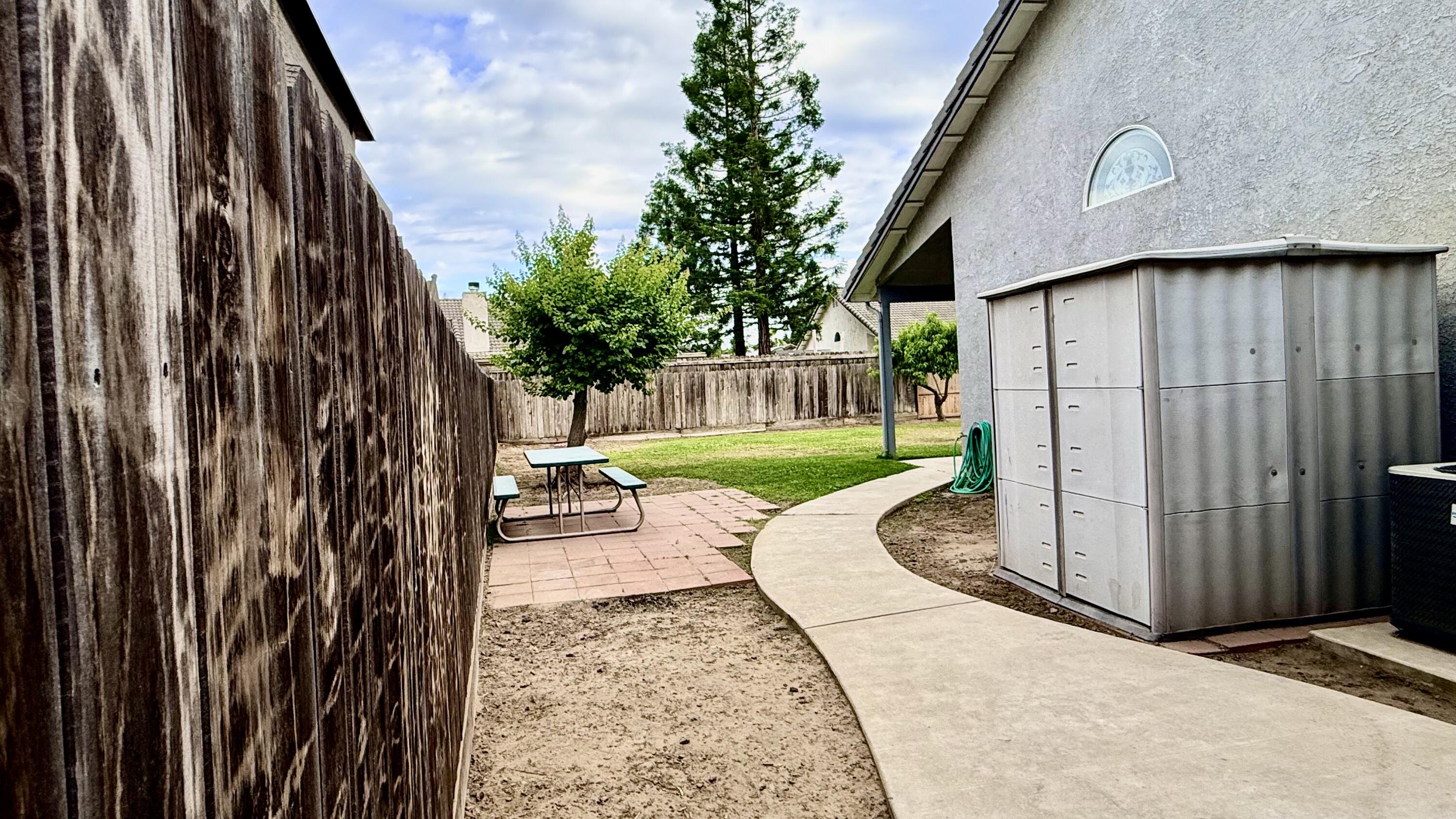 2537 W Clinton Ave, Visalia, CA 93291