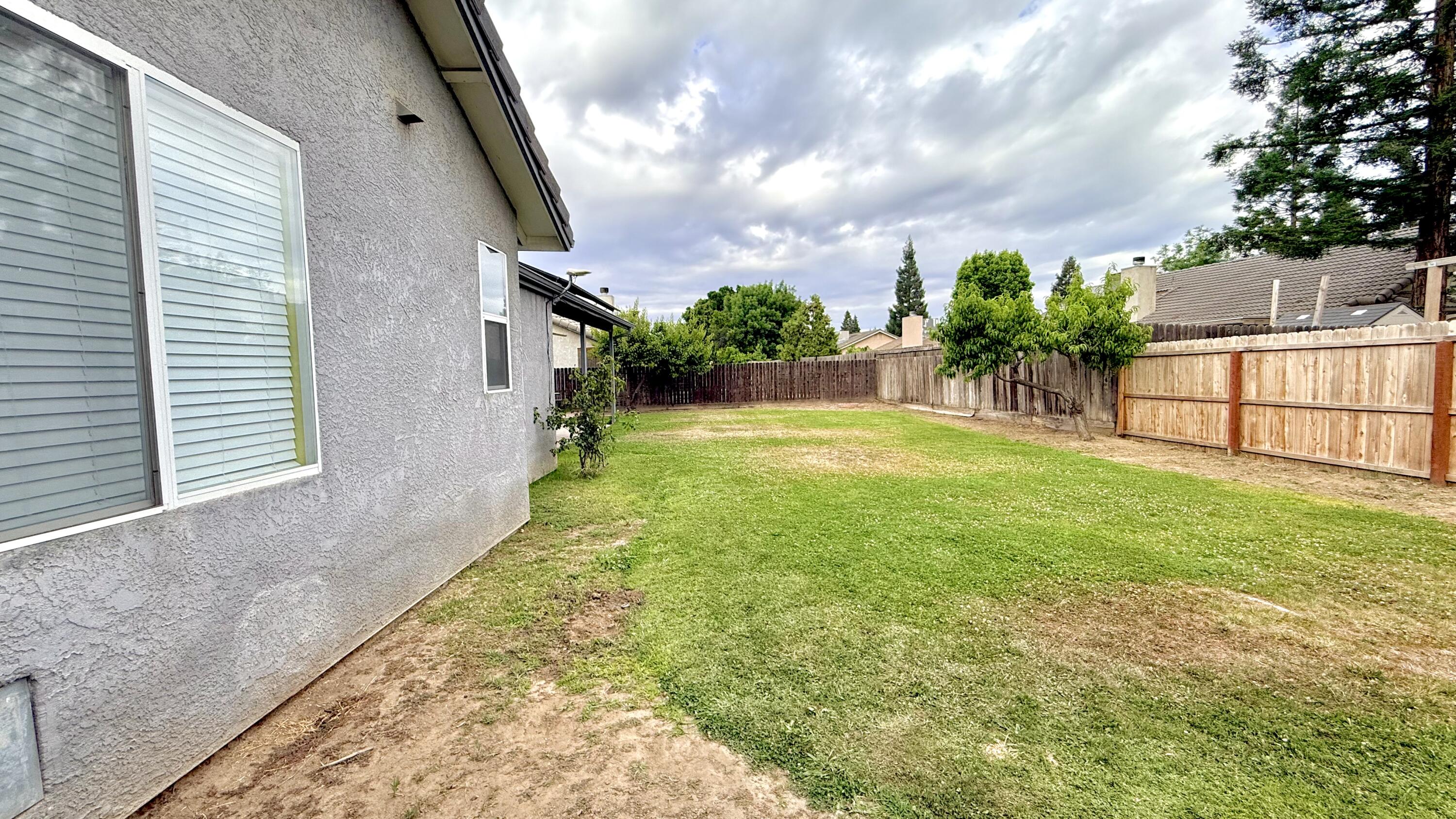 2537 W Clinton Ave, Visalia, CA 93291