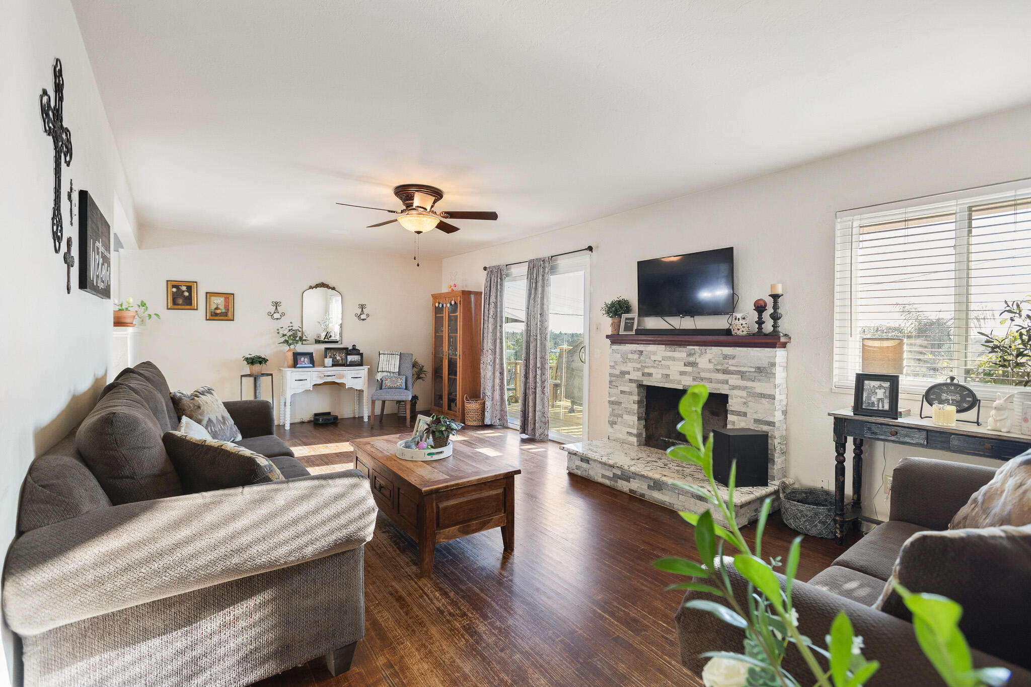 1043 N Highland Dr, Porterville, CA 93257