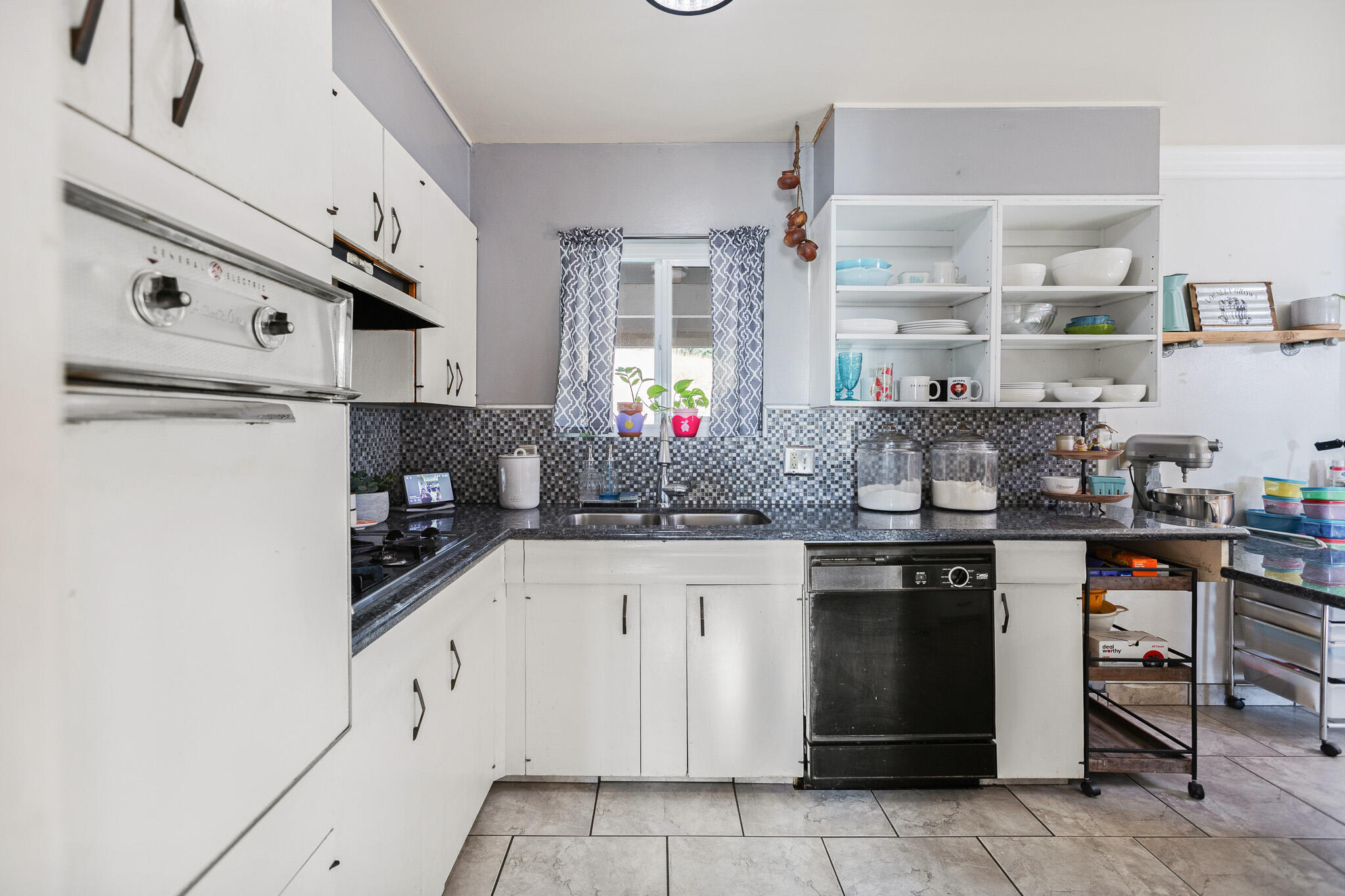 1043 N Highland Dr, Porterville, CA 93257