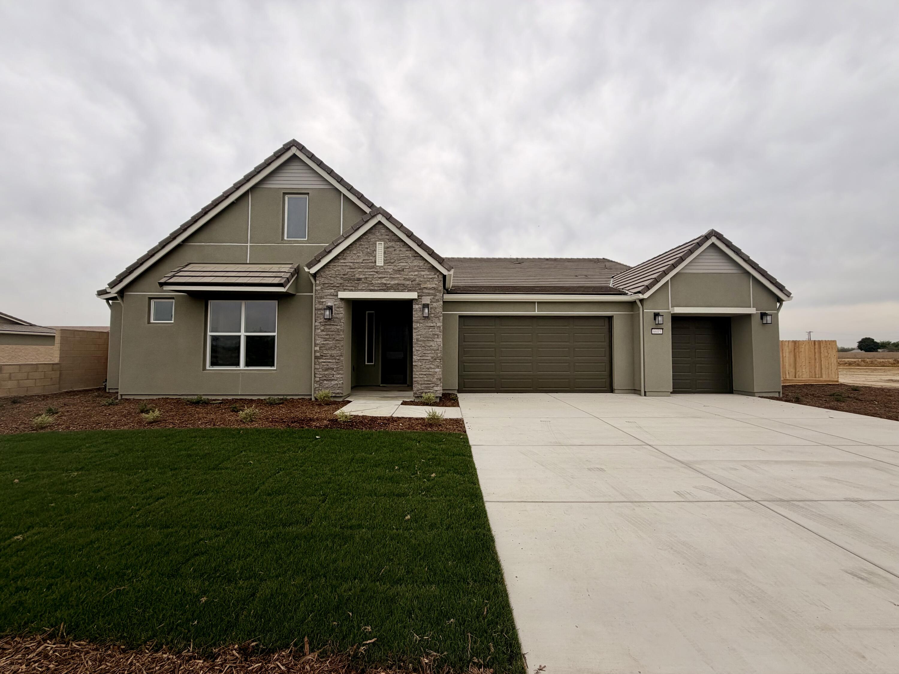 6605 W Wood Dr #Lot1050, Visalia, CA 93277