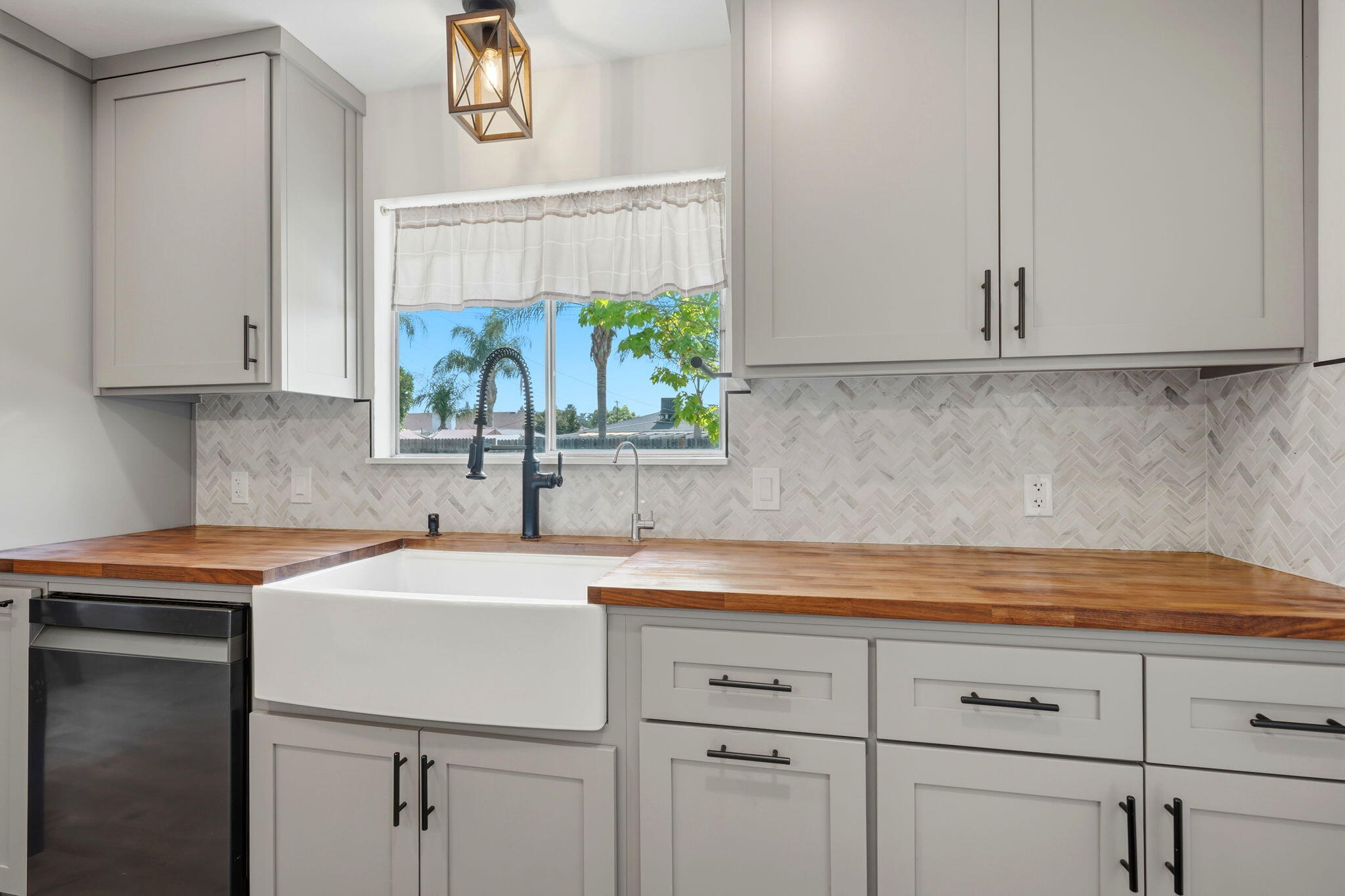 289 W Cypress Ave, Reedley, CA 93654