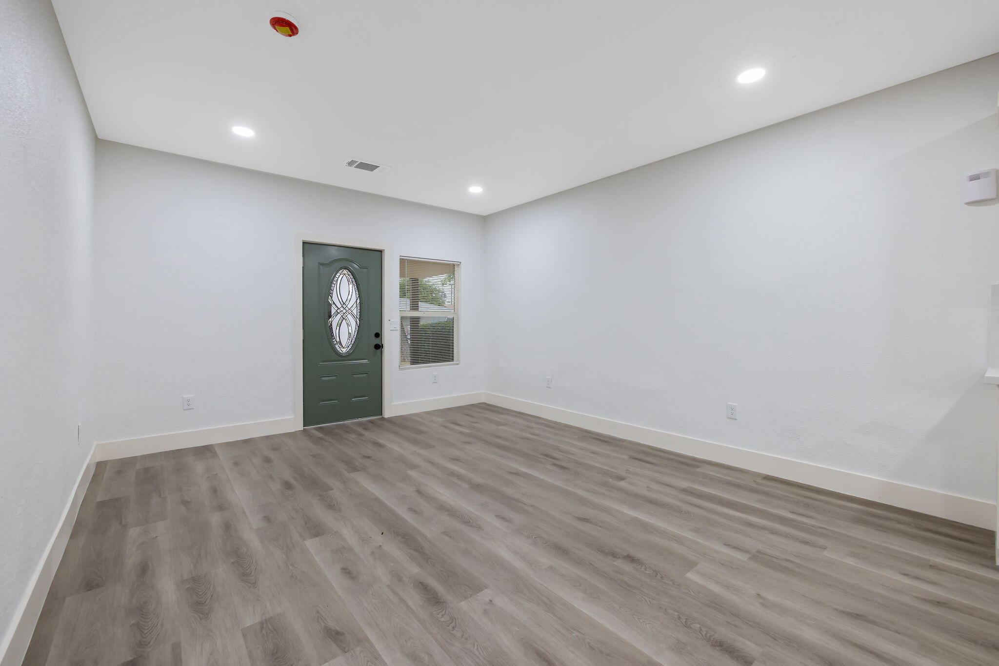 524 S 6th St, Kerman, CA 93630