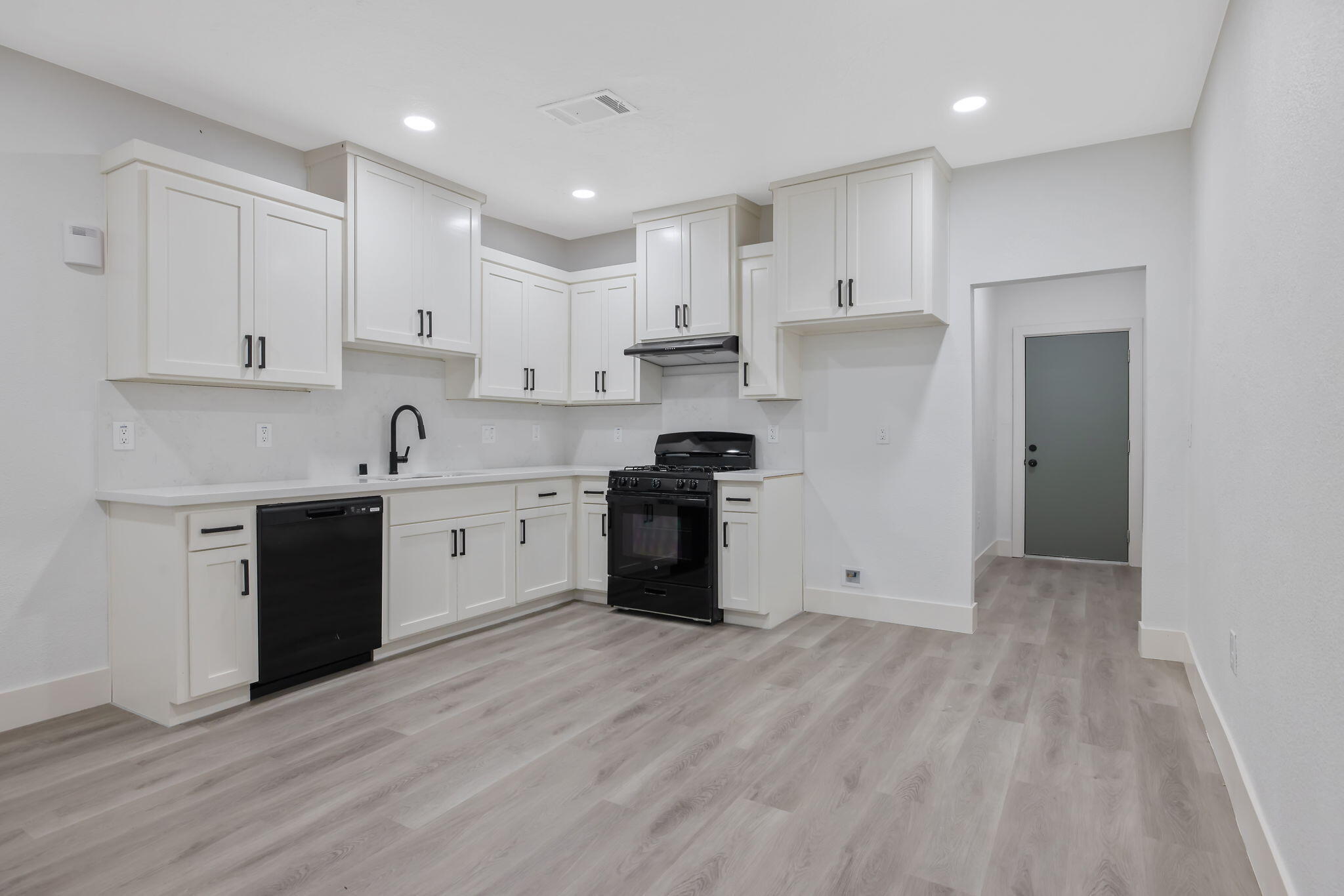 524 S 6th St, Kerman, CA 93630