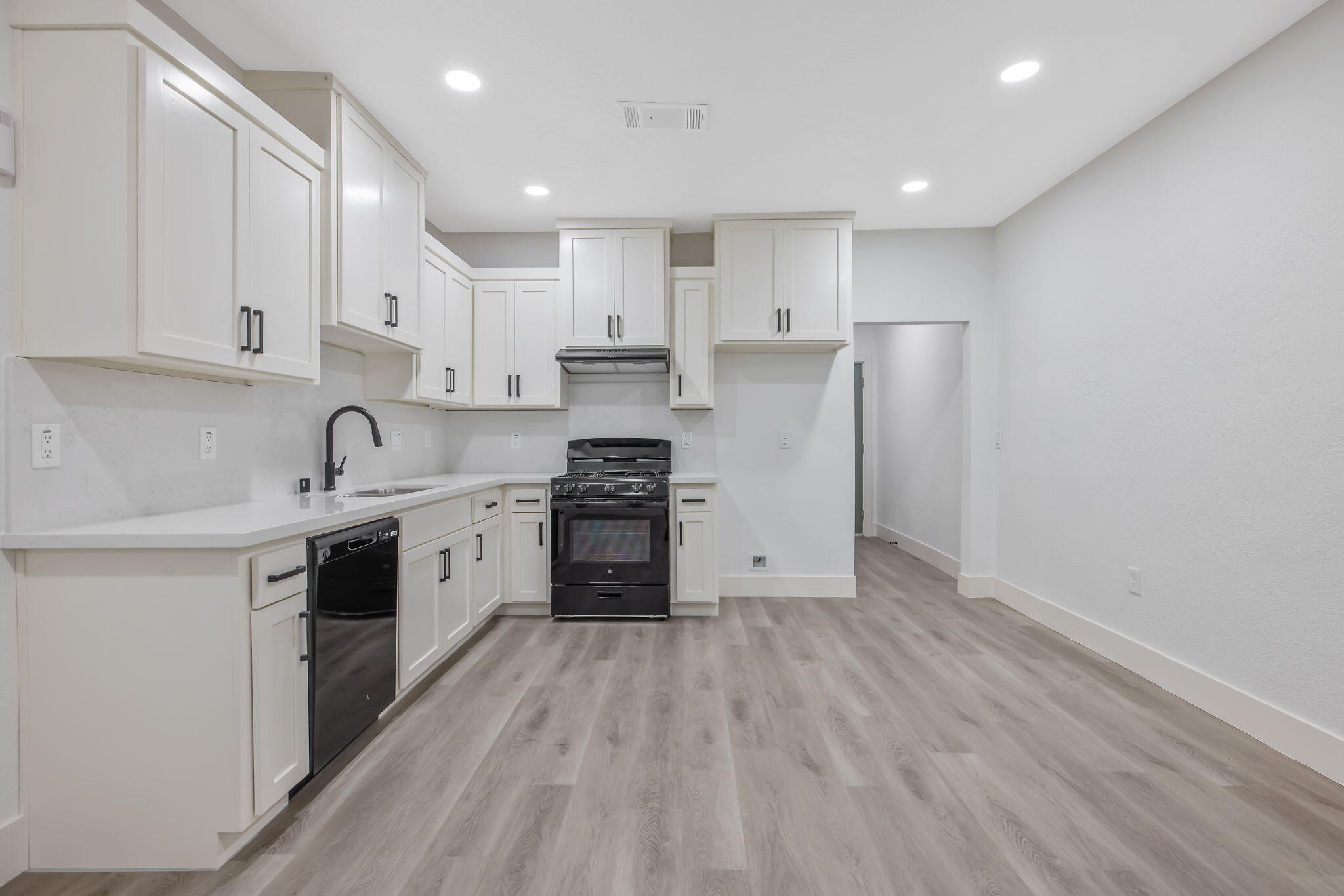 524 S 6th St, Kerman, CA 93630