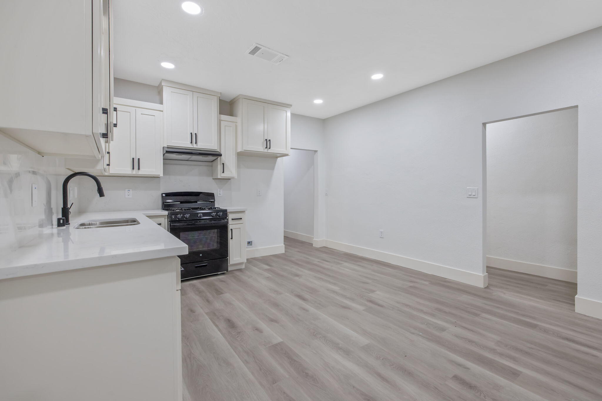 524 S 6th St, Kerman, CA 93630