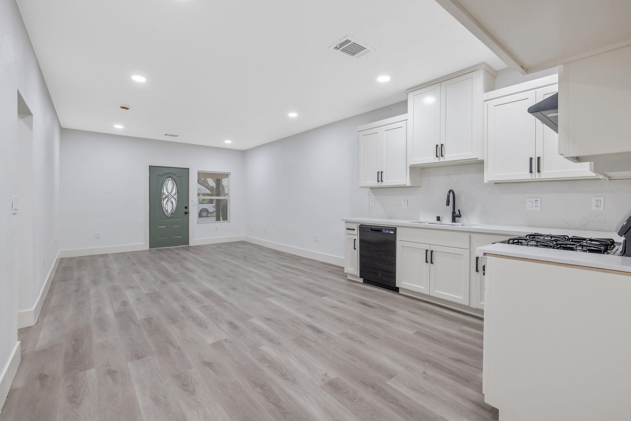 524 S 6th St, Kerman, CA 93630