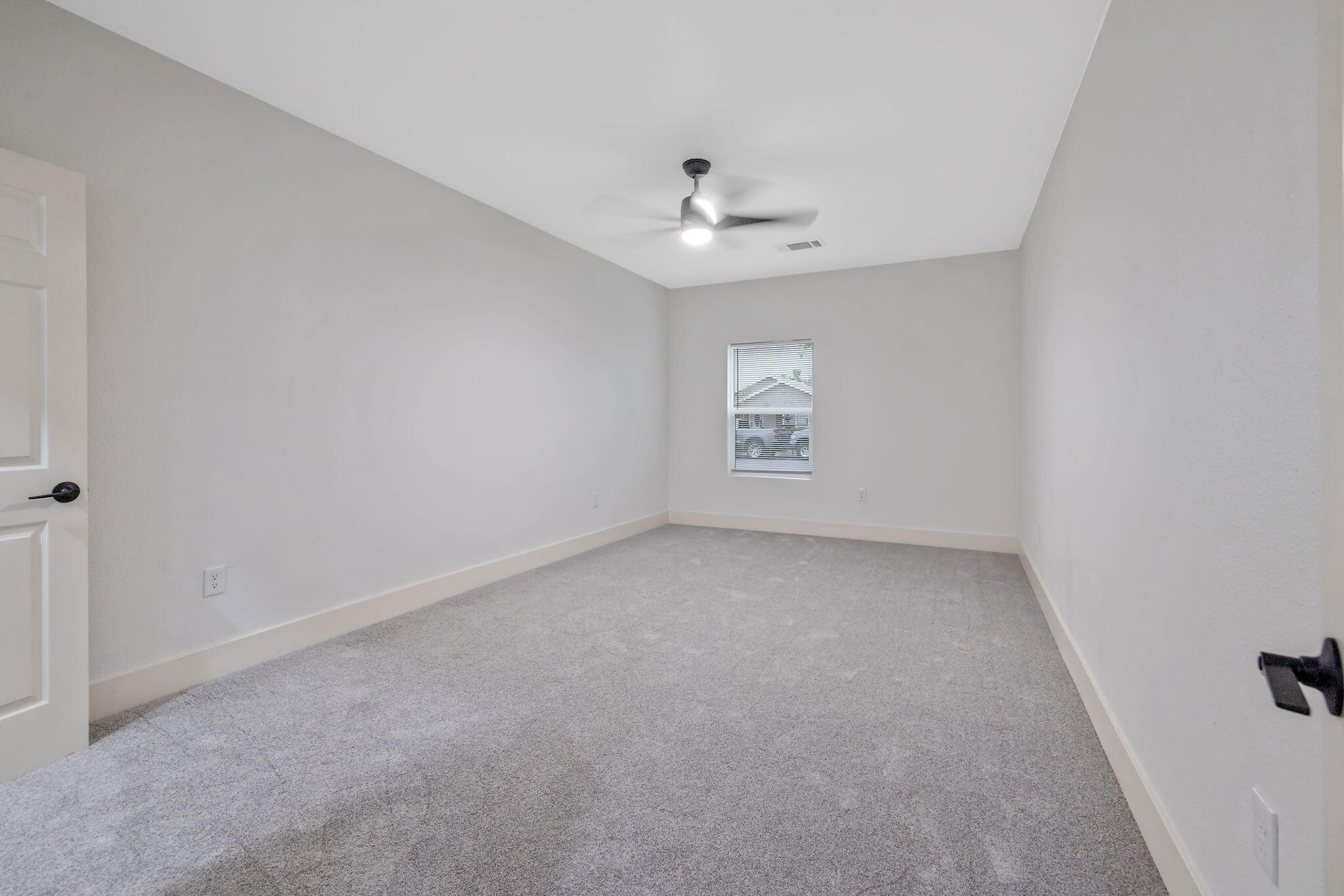 524 S 6th St, Kerman, CA 93630