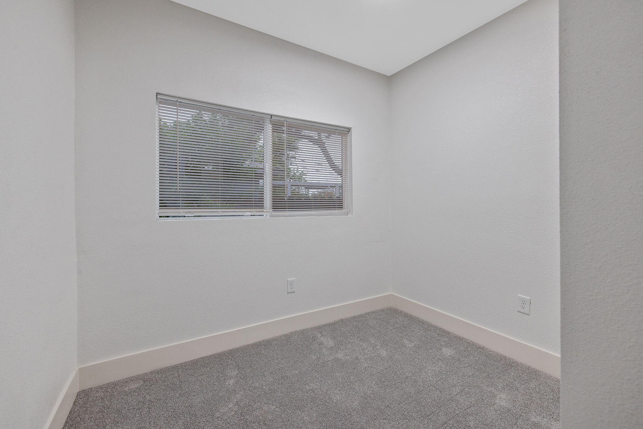 524 S 6th St, Kerman, CA 93630