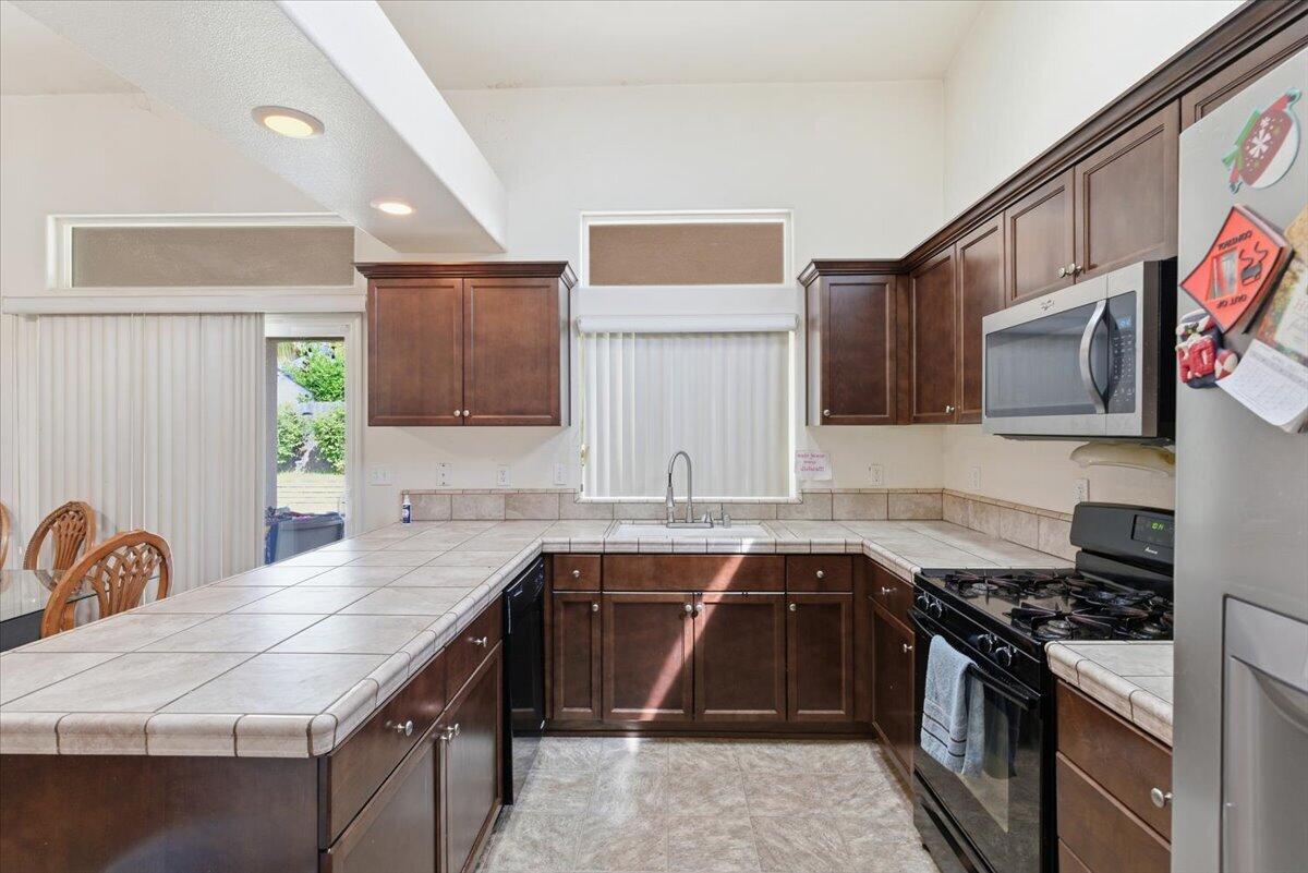 7438 Ensminger Ave, Visalia, CA 93291