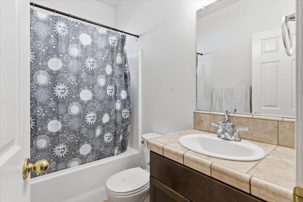 7438 Ensminger Ave, Visalia, CA 93291