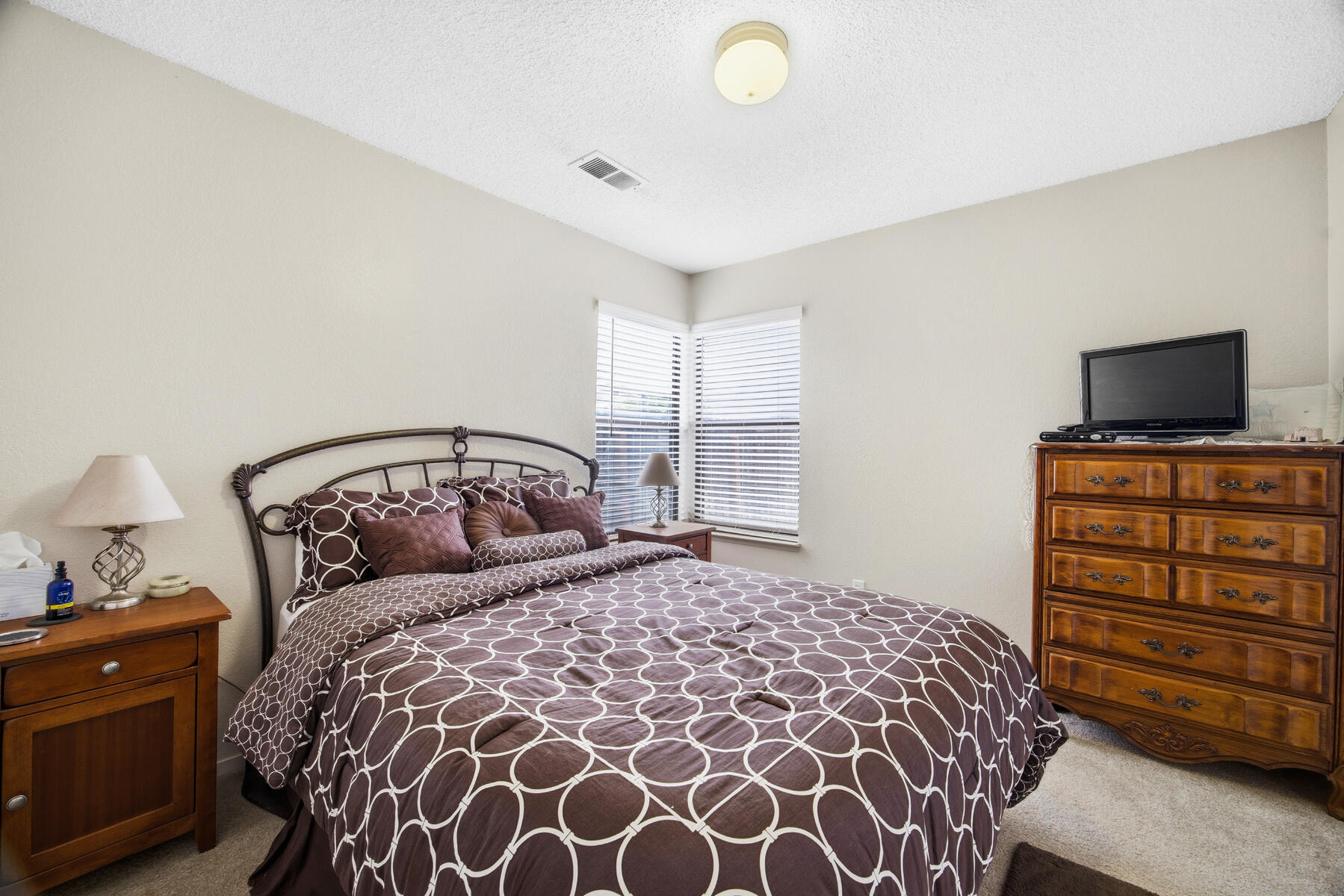 4918 W Chestnut Ave, Visalia, CA 93277