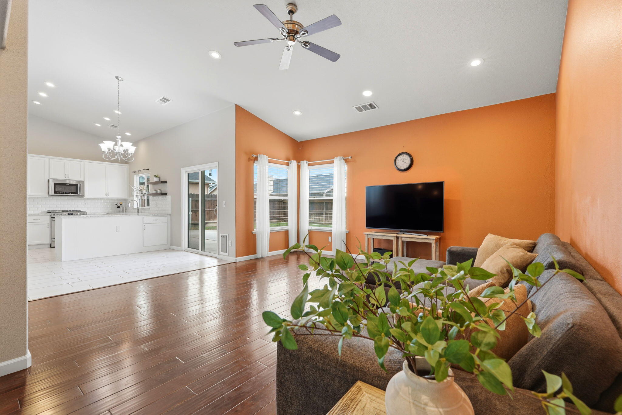 1497 Persimmon St, Lemoore, CA 93245