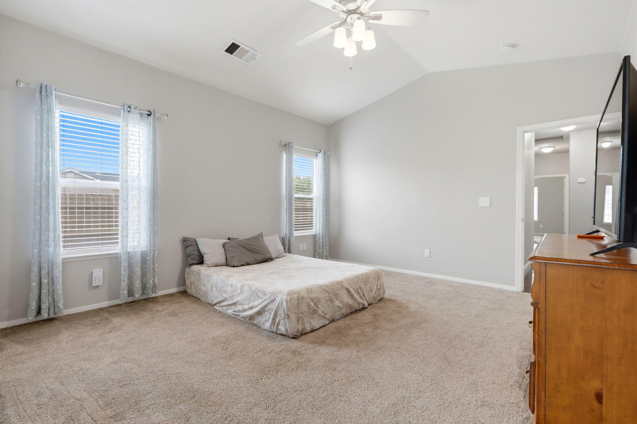 1497 Persimmon St, Lemoore, CA 93245