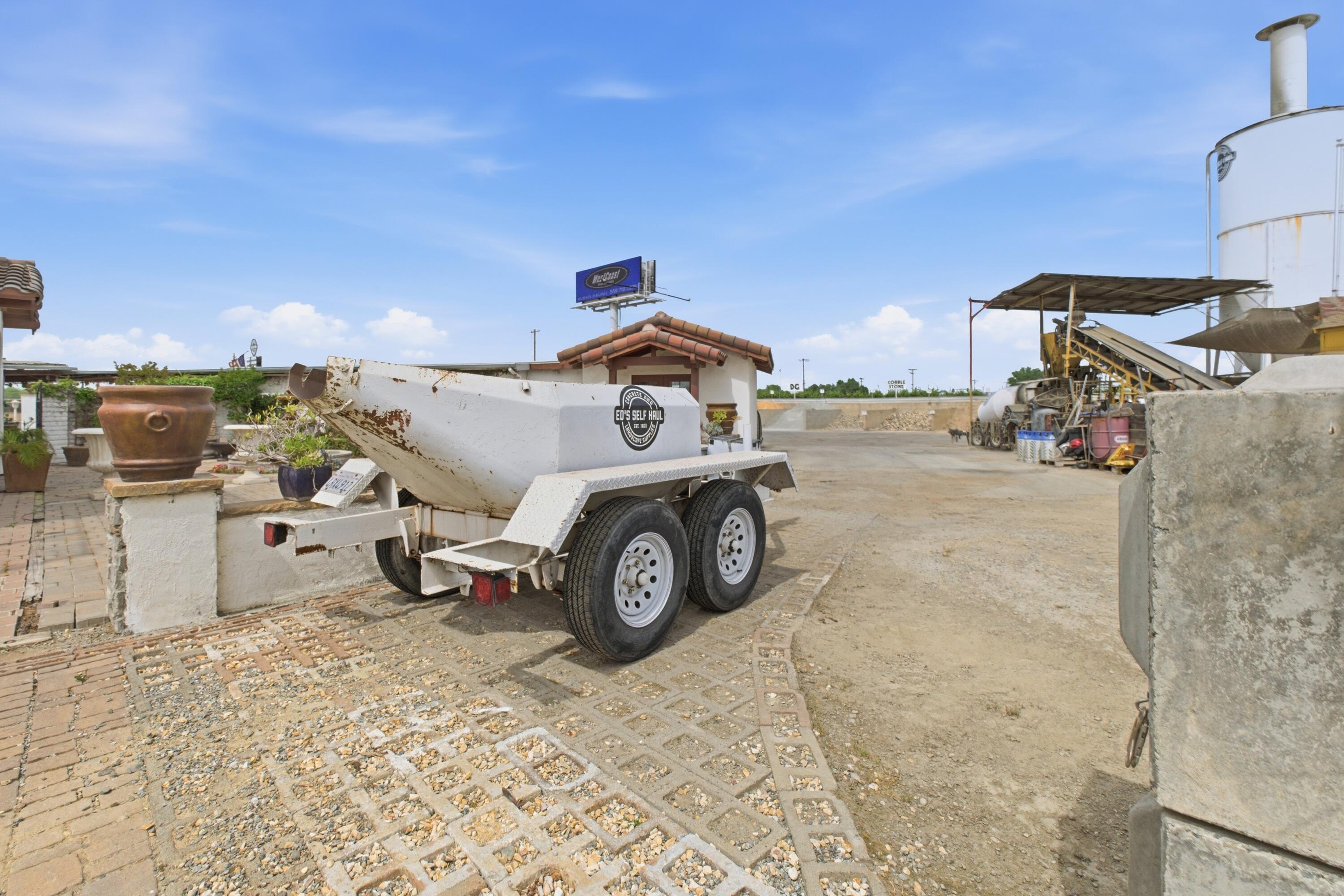 26300 N Mooney, Tulare, CA 93274