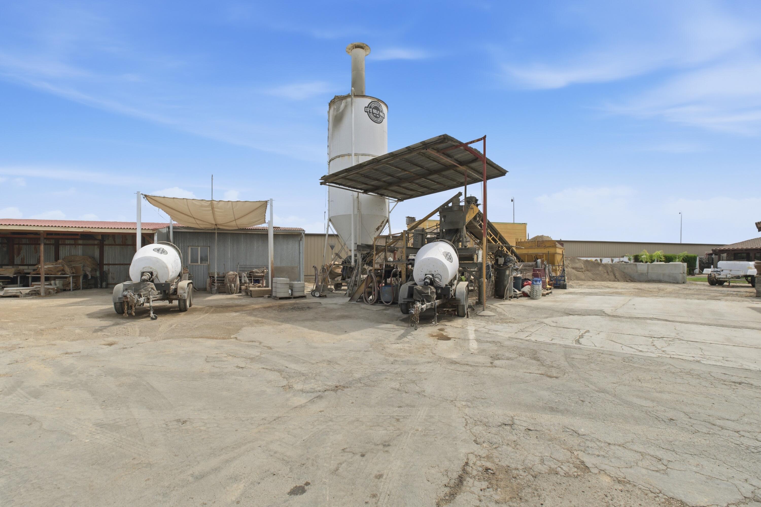 26300 N Mooney, Tulare, CA 93274